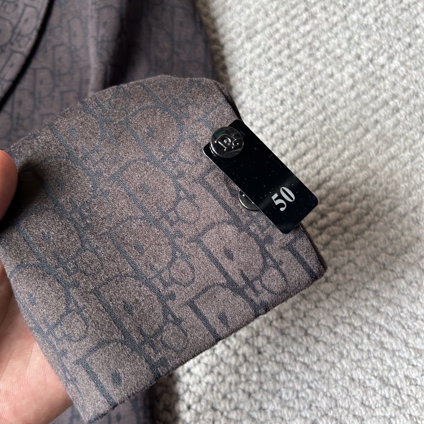 DR✨、 2025新品西装外套，🚀时尚帅气，简约百搭款，定制原版面料，不仅挺括，保持潮流的廓形，又穿着舒