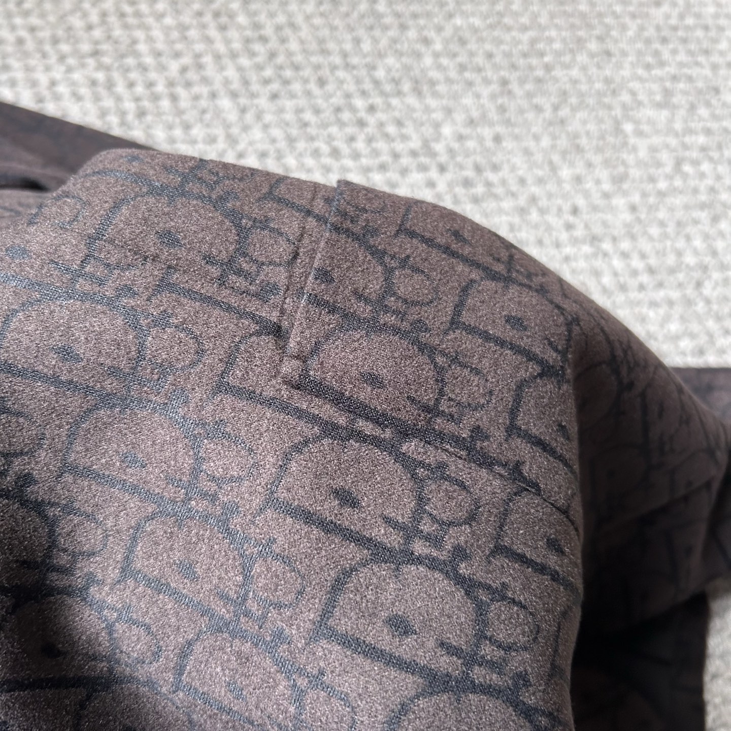 DR✨、 2025新品西装外套，🚀时尚帅气，简约百搭款，定制原版面料，不仅挺括，保持潮流的廓形，又穿着舒