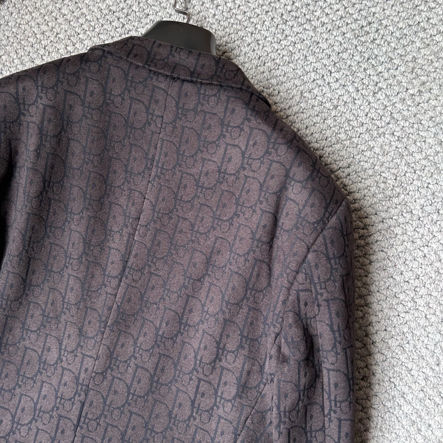 DR✨、 2025新品西装外套，🚀时尚帅气，简约百搭款，定制原版面料，不仅挺括，保持潮流的廓形，又穿着舒