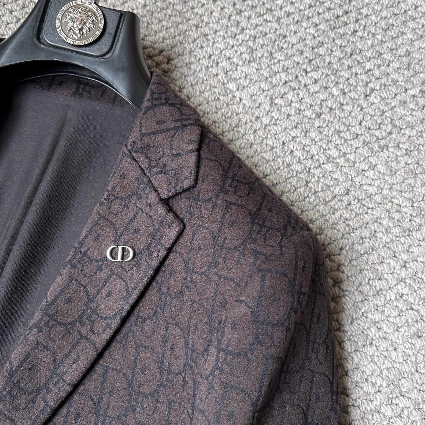 DR✨、 2025新品西装外套，🚀时尚帅气，简约百搭款，定制原版面料，不仅挺括，保持潮流的廓形，又穿着舒