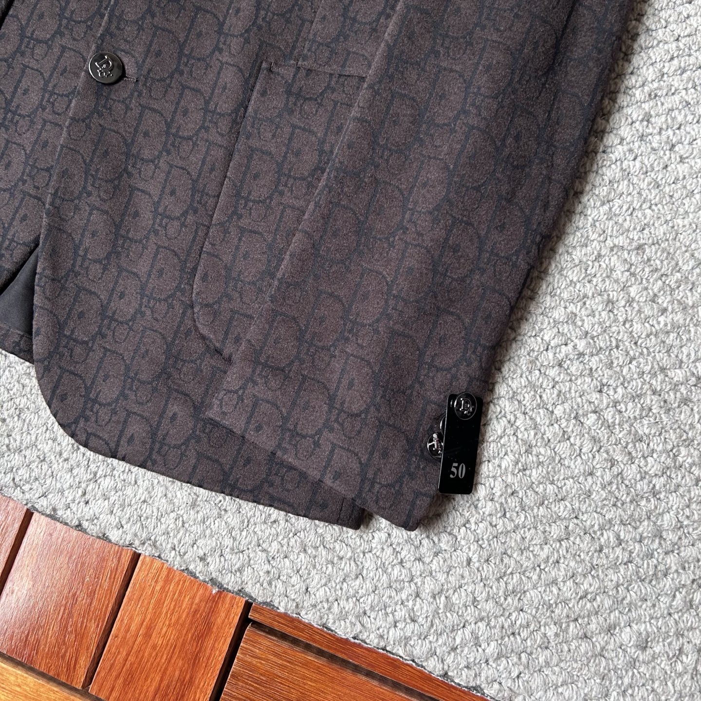 DR✨、 2025新品西装外套，🚀时尚帅气，简约百搭款，定制原版面料，不仅挺括，保持潮流的廓形，又穿着舒