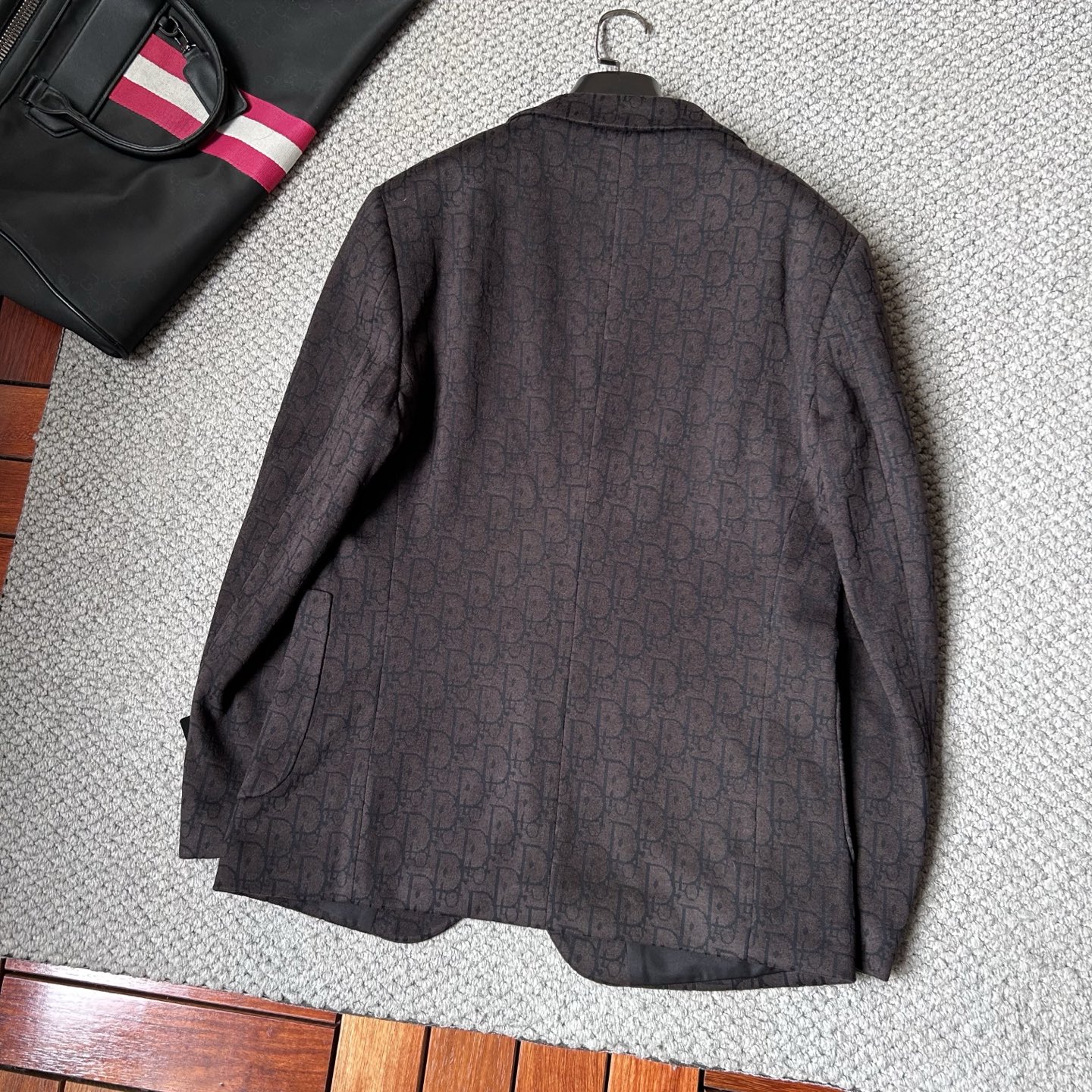 DR✨、 2025新品西装外套，🚀时尚帅气，简约百搭款，定制原版面料，不仅挺括，保持潮流的廓形，又穿着舒