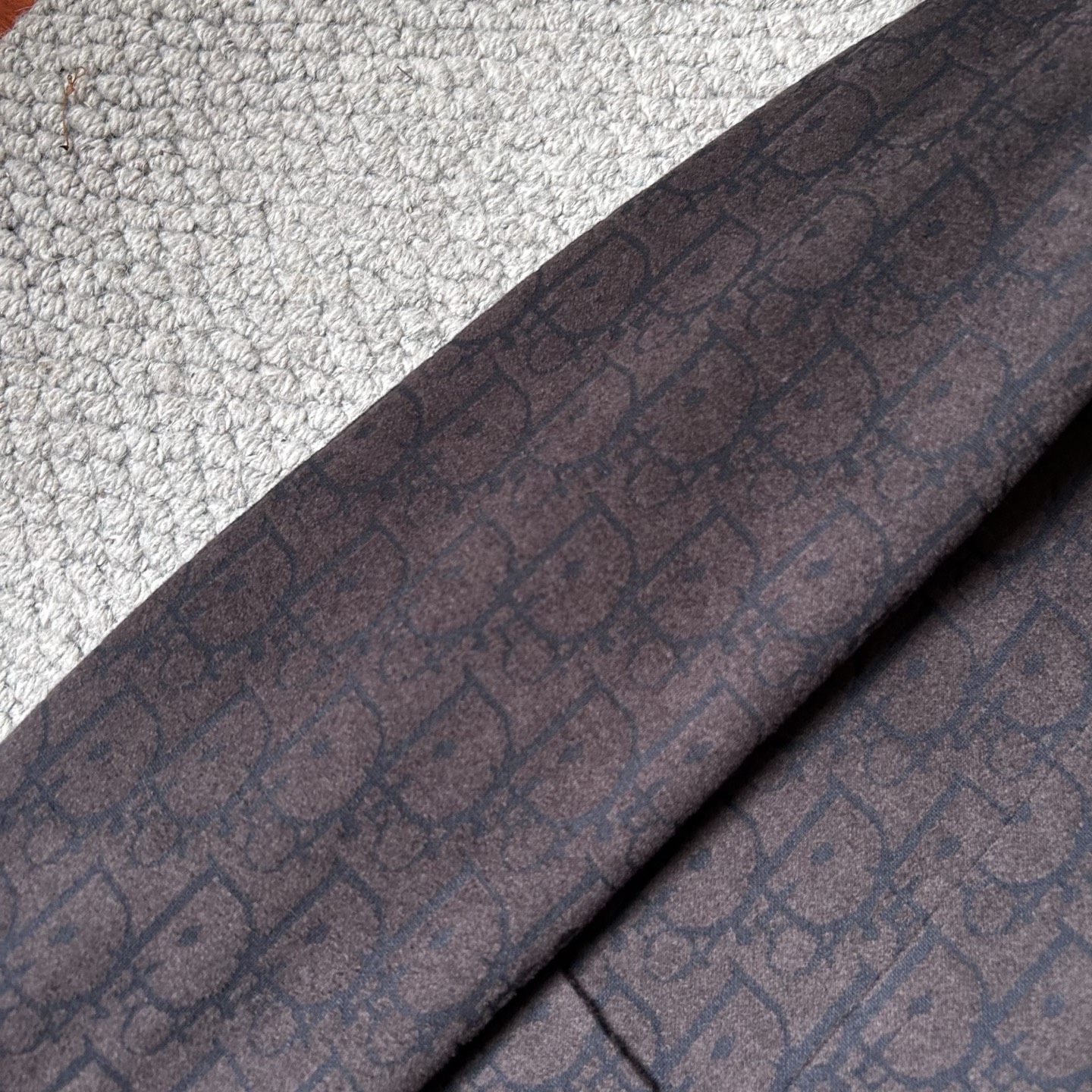 DR✨、 2025新品西装外套，🚀时尚帅气，简约百搭款，定制原版面料，不仅挺括，保持潮流的廓形，又穿着舒