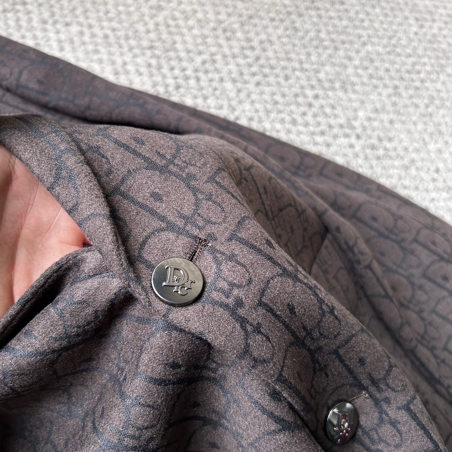 DR✨、 2025新品西装外套，🚀时尚帅气，简约百搭款，定制原版面料，不仅挺括，保持潮流的廓形，又穿着舒