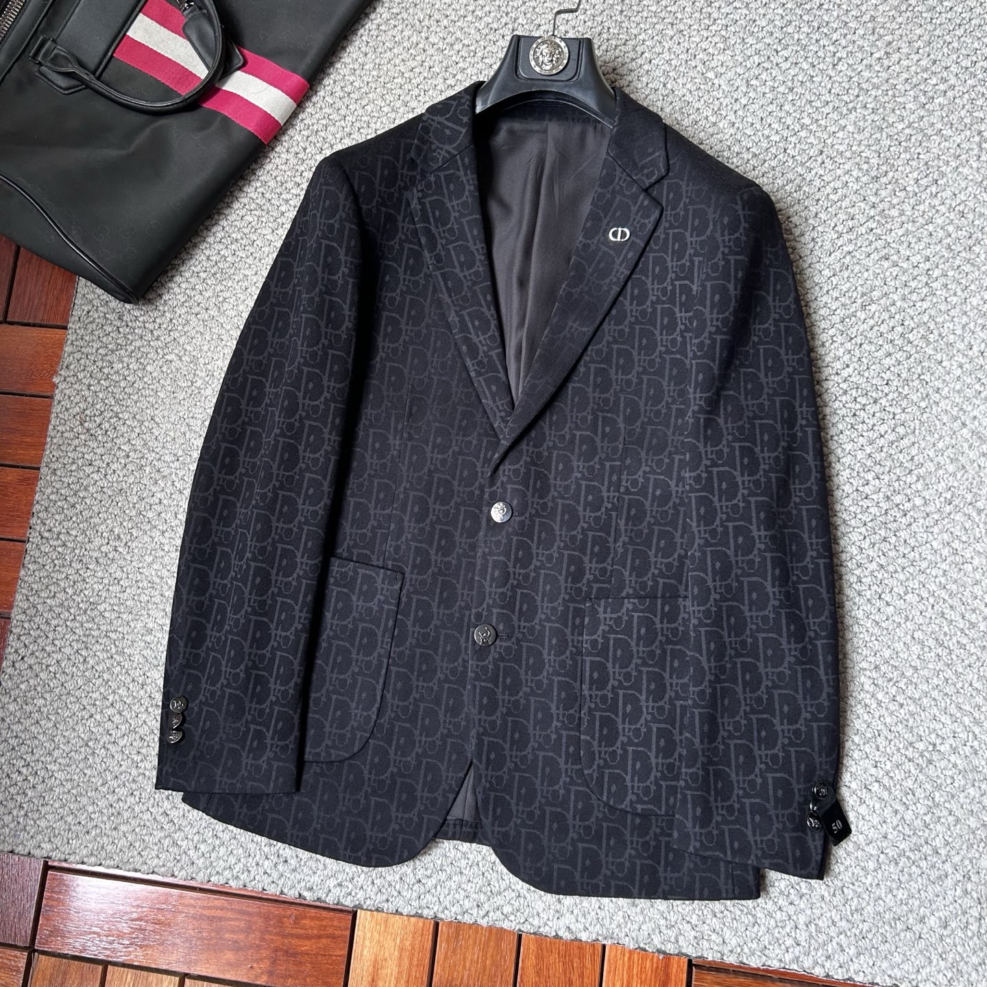 DR✨、 2025新品西装外套，🚀时尚帅气，简约百搭款，定制原版面料，不仅挺括，保持潮流的廓形，又穿着舒