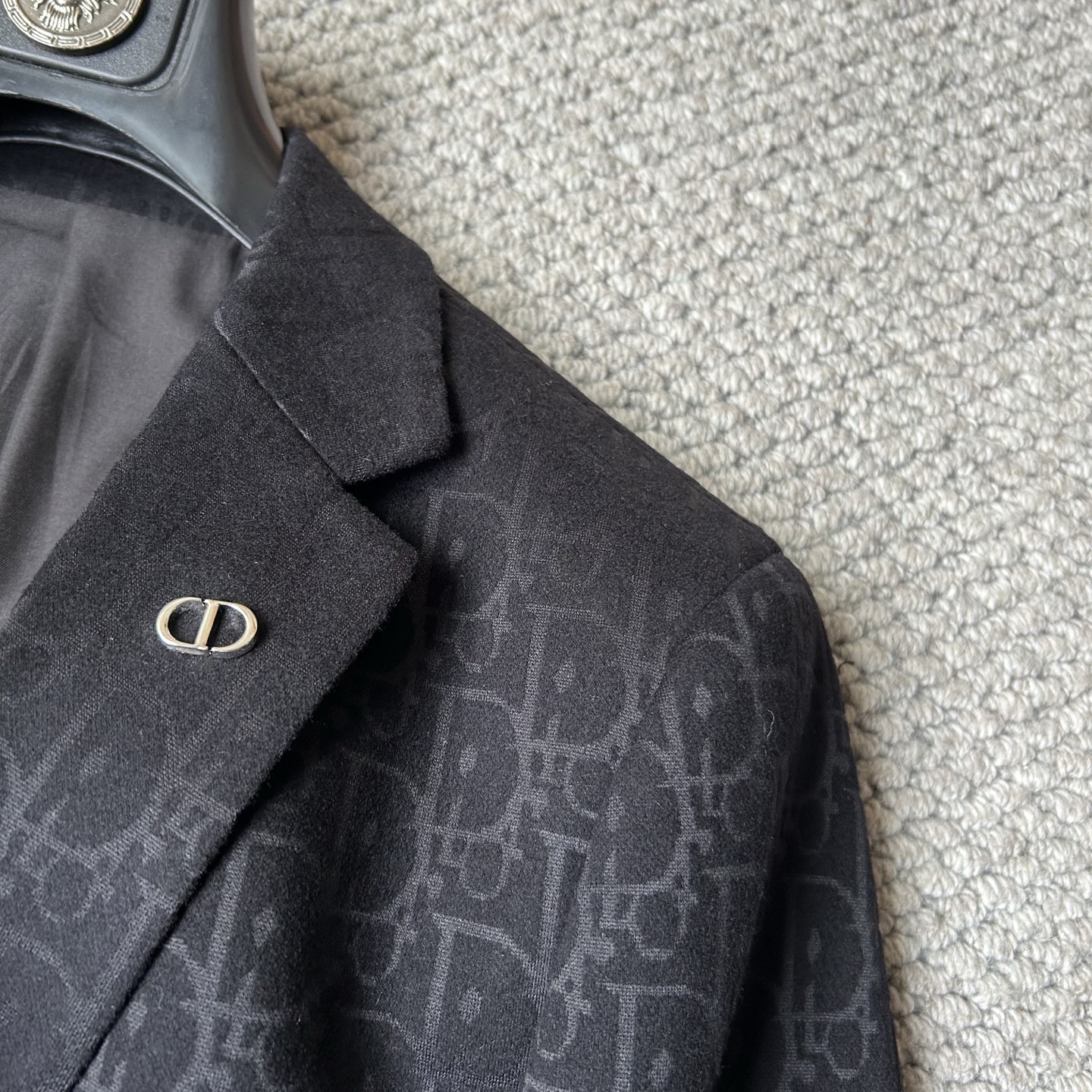 DR✨、 2025新品西装外套，🚀时尚帅气，简约百搭款，定制原版面料，不仅挺括，保持潮流的廓形，又穿着舒