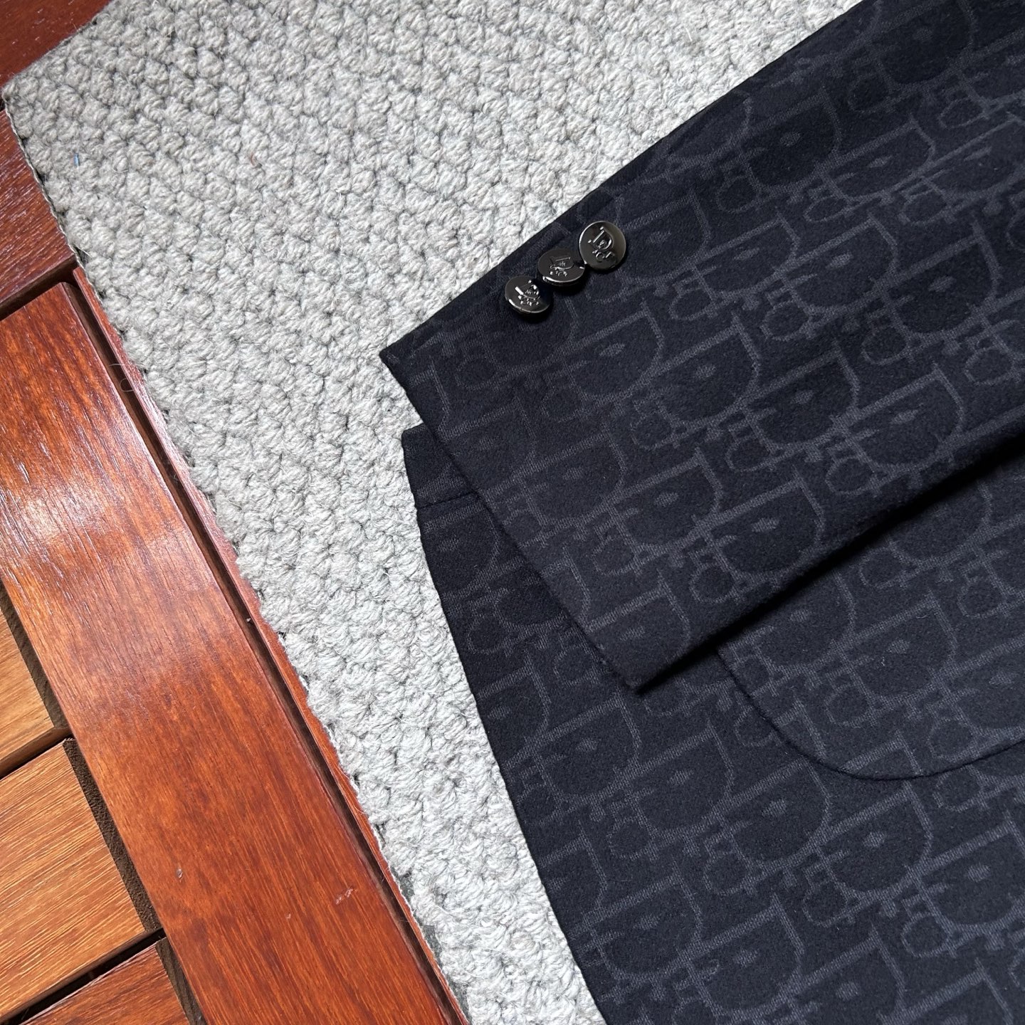 DR✨、 2025新品西装外套，🚀时尚帅气，简约百搭款，定制原版面料，不仅挺括，保持潮流的廓形，又穿着舒