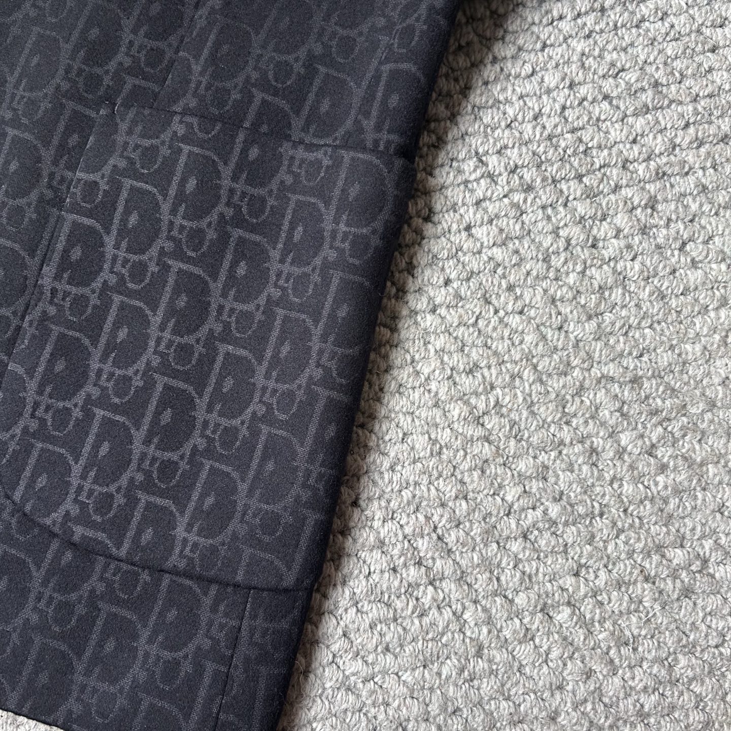 DR✨、 2025新品西装外套，🚀时尚帅气，简约百搭款，定制原版面料，不仅挺括，保持潮流的廓形，又穿着舒