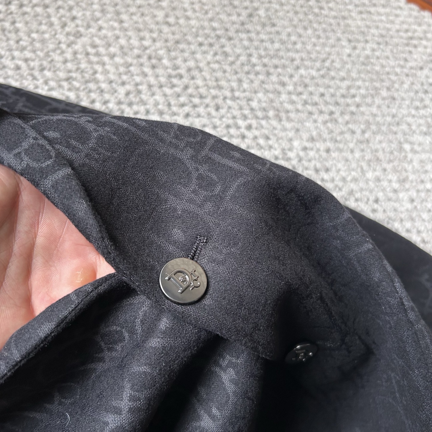DR✨、 2025新品西装外套，🚀时尚帅气，简约百搭款，定制原版面料，不仅挺括，保持潮流的廓形，又穿着舒