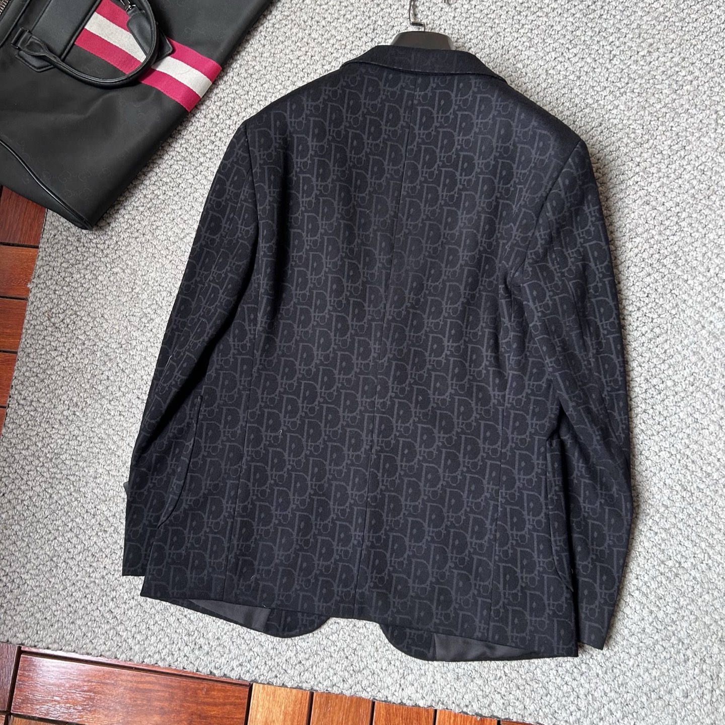 DR✨、 2025新品西装外套，🚀时尚帅气，简约百搭款，定制原版面料，不仅挺括，保持潮流的廓形，又穿着舒