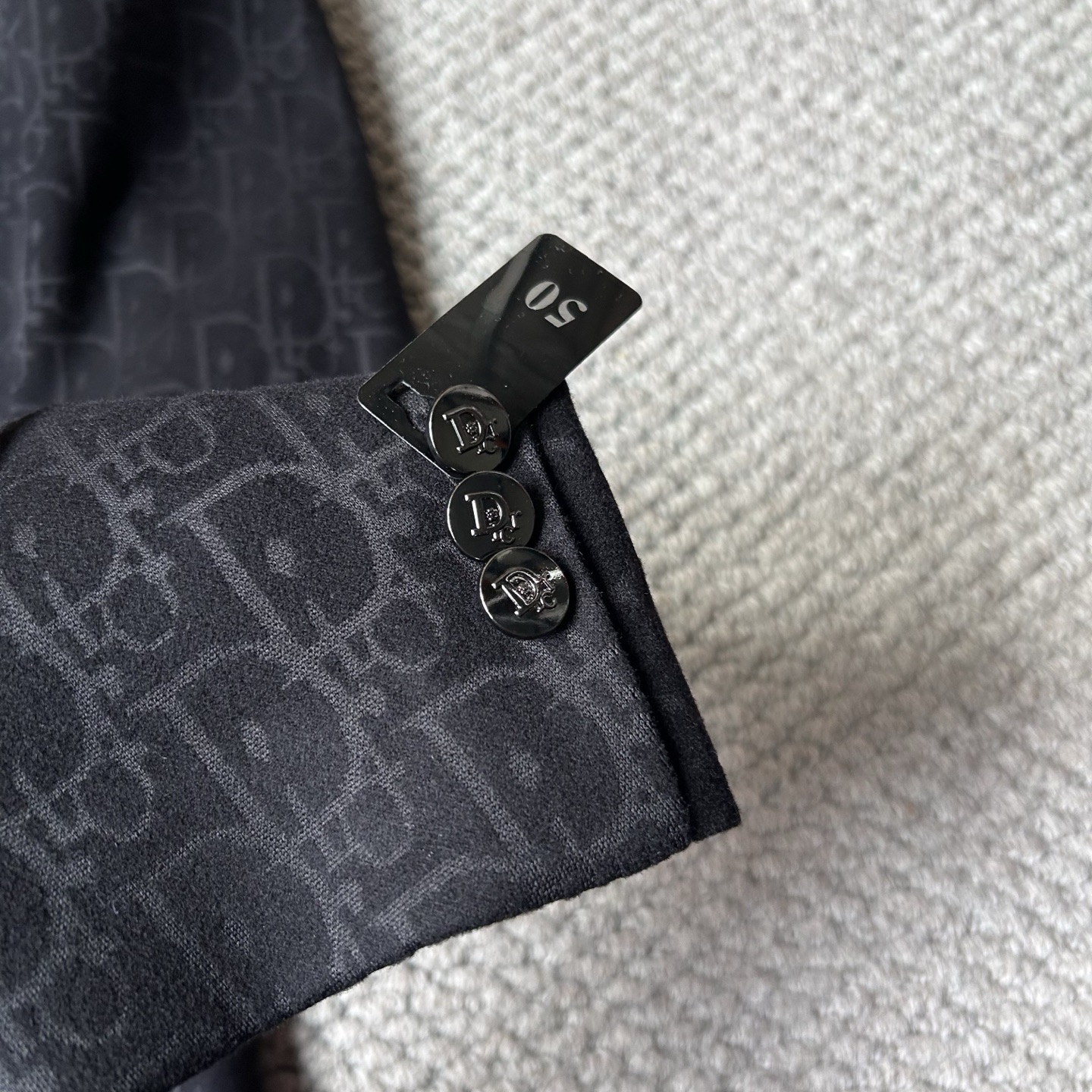 DR✨、 2025新品西装外套，🚀时尚帅气，简约百搭款，定制原版面料，不仅挺括，保持潮流的廓形，又穿着舒