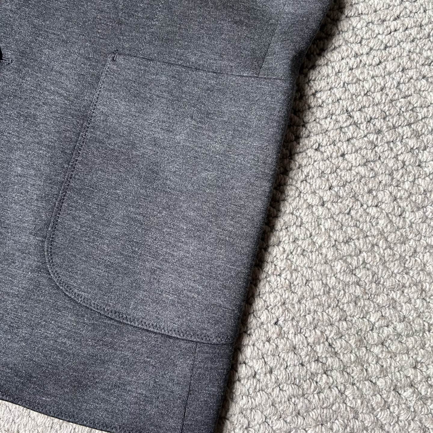 杰尼亚✨、2025新品西装外套，🚀时尚帅气，简约百搭款，定制原版面料，不仅挺括，保持潮流的廓形，又穿着舒