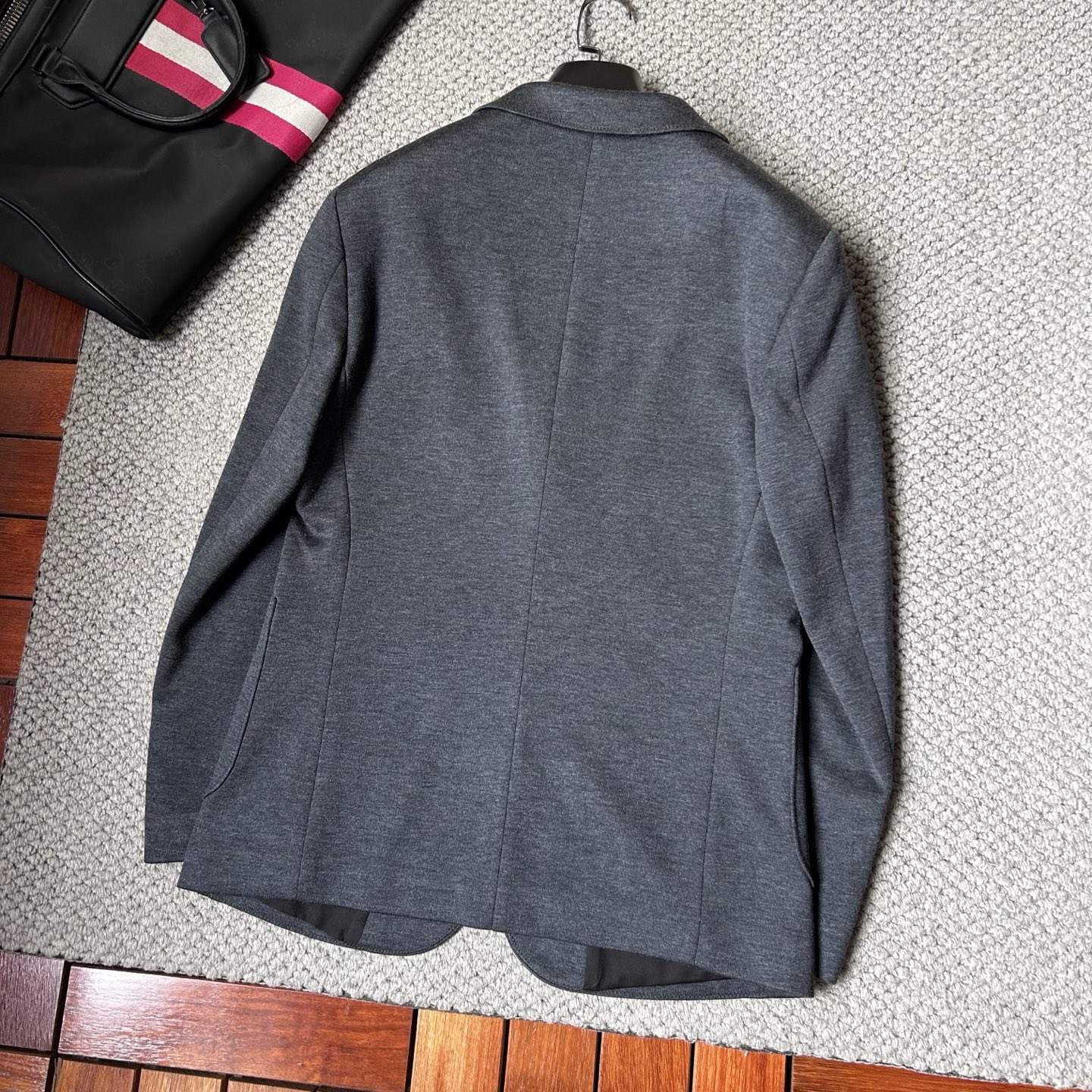 杰尼亚✨、2025新品西装外套，🚀时尚帅气，简约百搭款，定制原版面料，不仅挺括，保持潮流的廓形，又穿着舒
