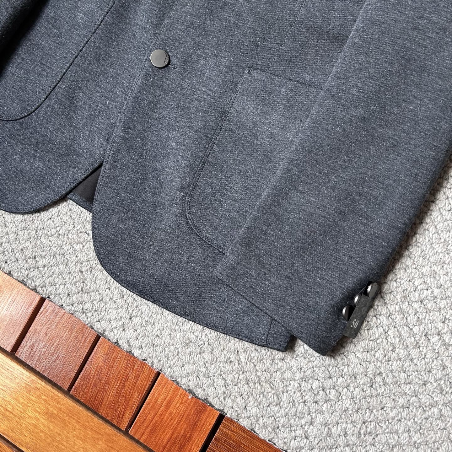 杰尼亚✨、2025新品西装外套，🚀时尚帅气，简约百搭款，定制原版面料，不仅挺括，保持潮流的廓形，又穿着舒