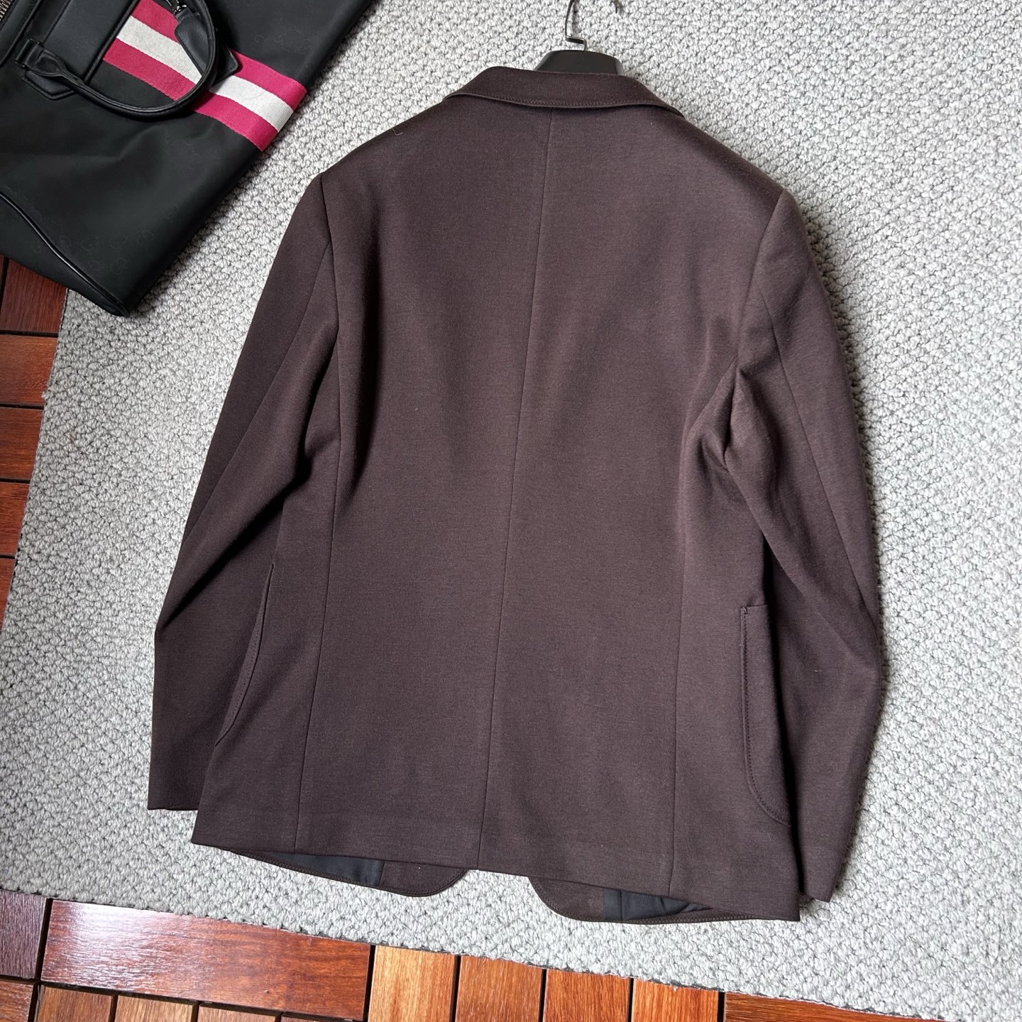 杰尼亚✨、2025新品西装外套，🚀时尚帅气，简约百搭款，定制原版面料，不仅挺括，保持潮流的廓形，又穿着舒
