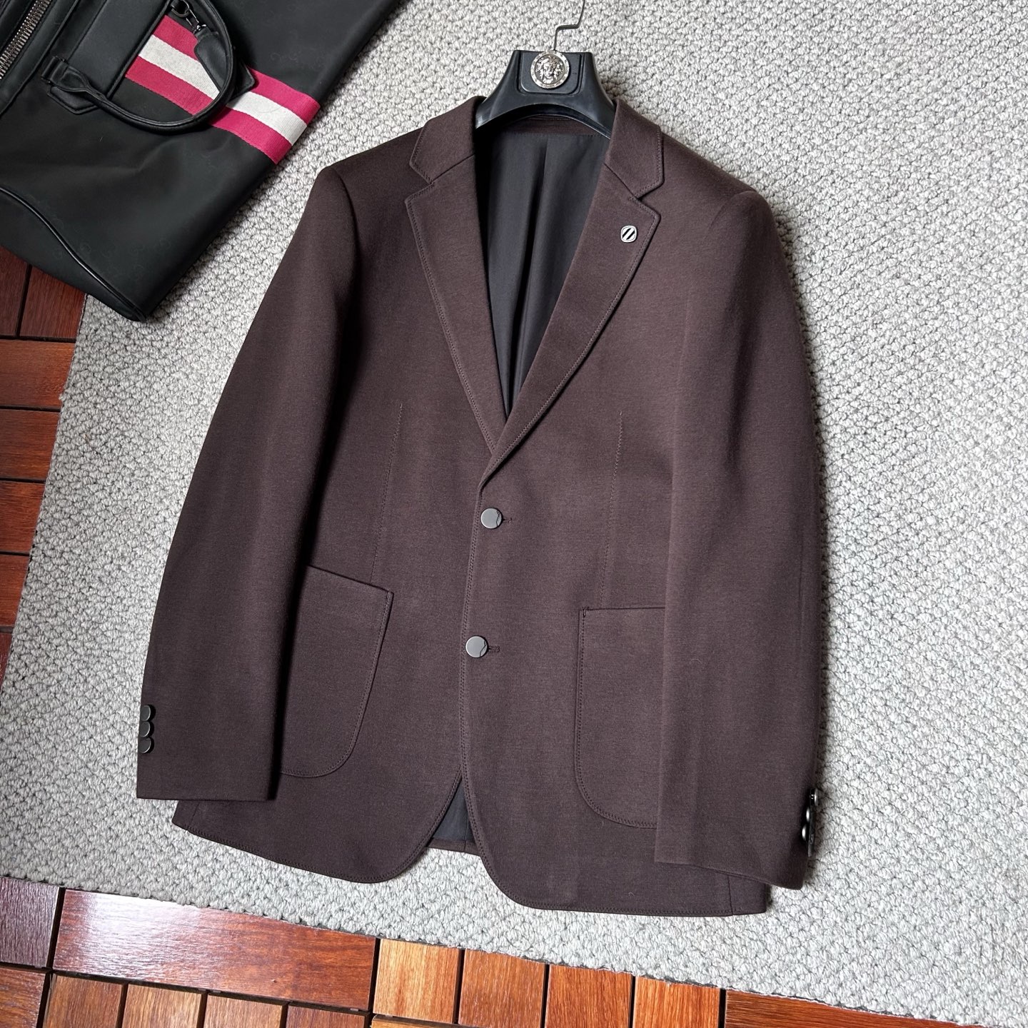 杰尼亚✨、2025新品西装外套，🚀时尚帅气，简约百搭款，定制原版面料，不仅挺括，保持潮流的廓形，又穿着舒