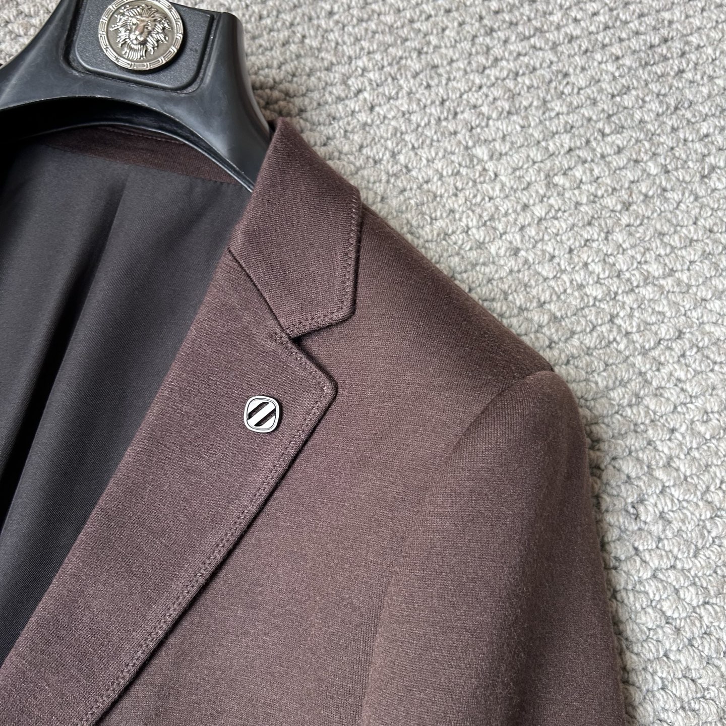 杰尼亚✨、2025新品西装外套，🚀时尚帅气，简约百搭款，定制原版面料，不仅挺括，保持潮流的廓形，又穿着舒