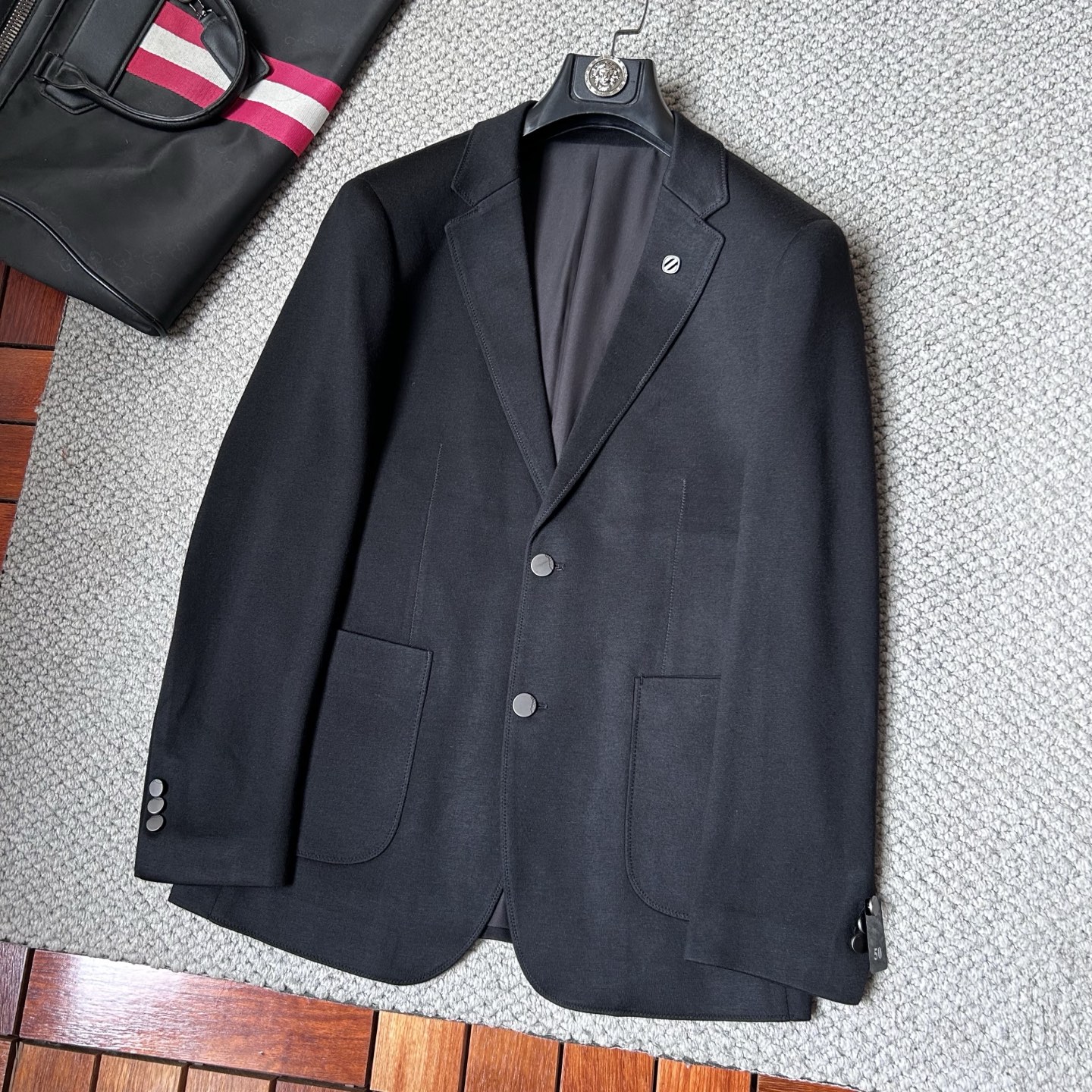 杰尼亚✨、2025新品西装外套，🚀时尚帅气，简约百搭款，定制原版面料，不仅挺括，保持潮流的廓形，又穿着舒