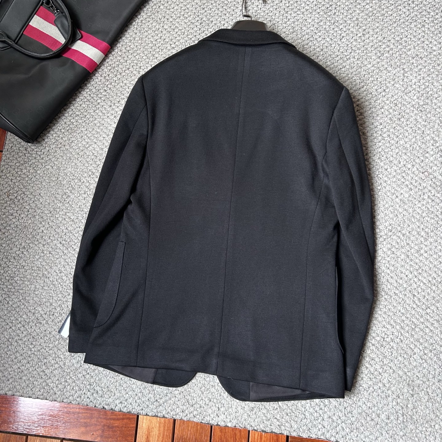 杰尼亚✨、2025新品西装外套，🚀时尚帅气，简约百搭款，定制原版面料，不仅挺括，保持潮流的廓形，又穿着舒