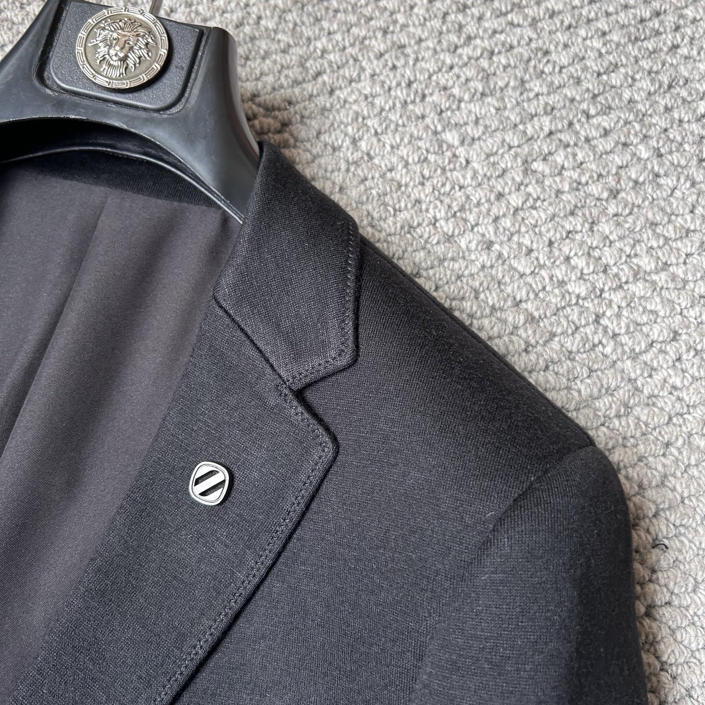 杰尼亚✨、2025新品西装外套，🚀时尚帅气，简约百搭款，定制原版面料，不仅挺括，保持潮流的廓形，又穿着舒