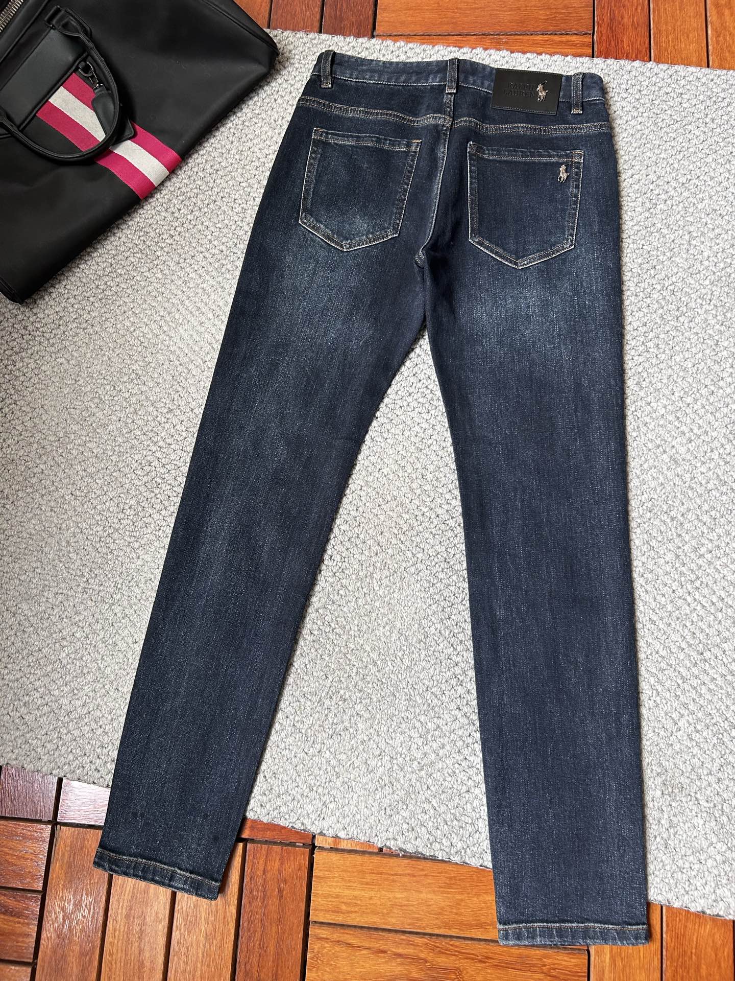 保罗’2025SS秋冬新品重工休闲牛仔裤👖，进口优质水洗弹力面料，上身舒适透气有弹力，客供五金辅料装饰，