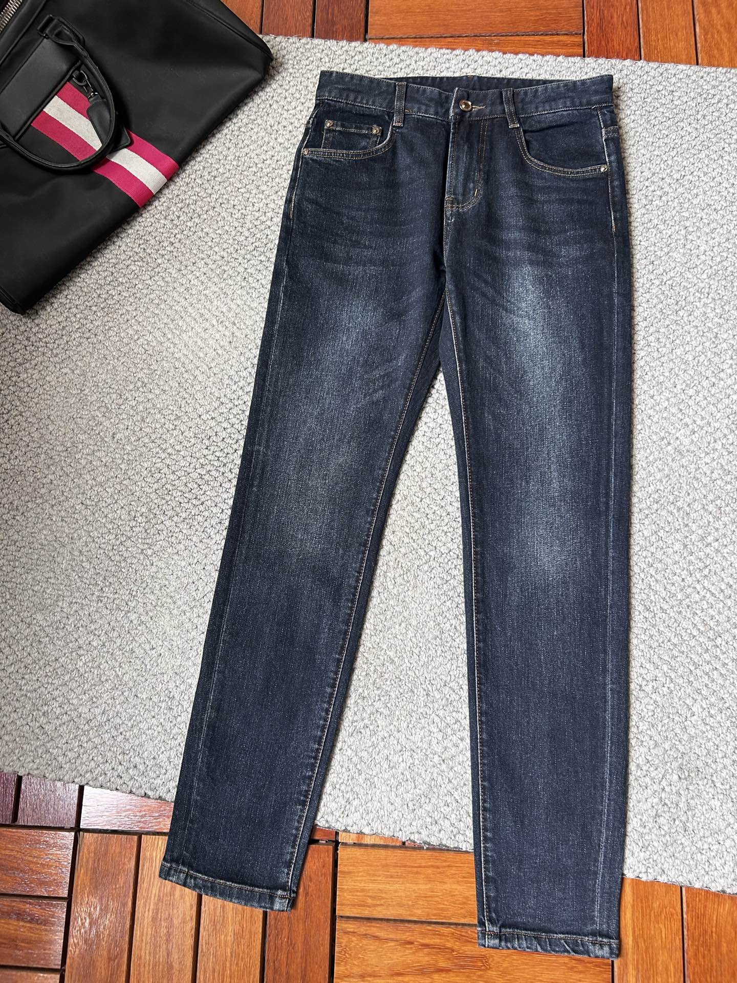 保罗’2025SS秋冬新品重工休闲牛仔裤👖，进口优质水洗弹力面料，上身舒适透气有弹力，客供五金辅料装饰，