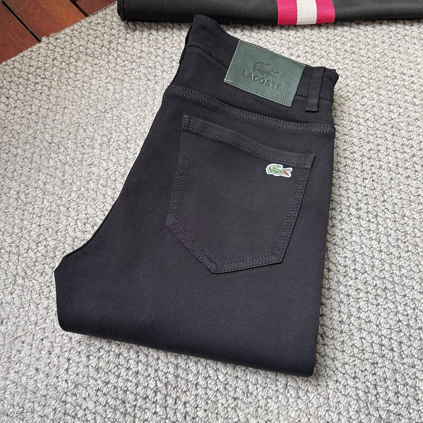 鳄鱼🐊‘’2025SS秋冬新品重工休闲牛仔裤👖，进口优质水洗弹力面料，上身舒适透气有弹力，客供五金辅料装