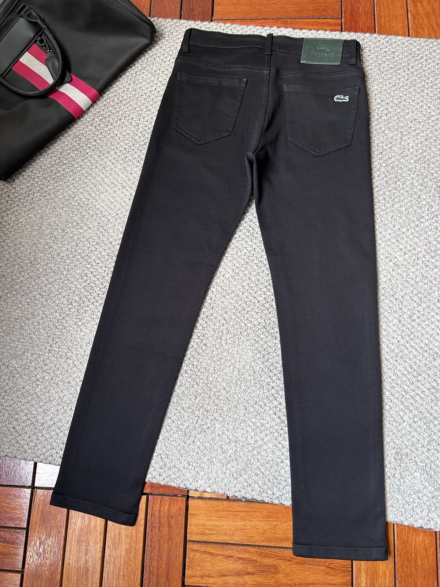 鳄鱼🐊‘’2025SS秋冬新品重工休闲牛仔裤👖，进口优质水洗弹力面料，上身舒适透气有弹力，客供五金辅料装