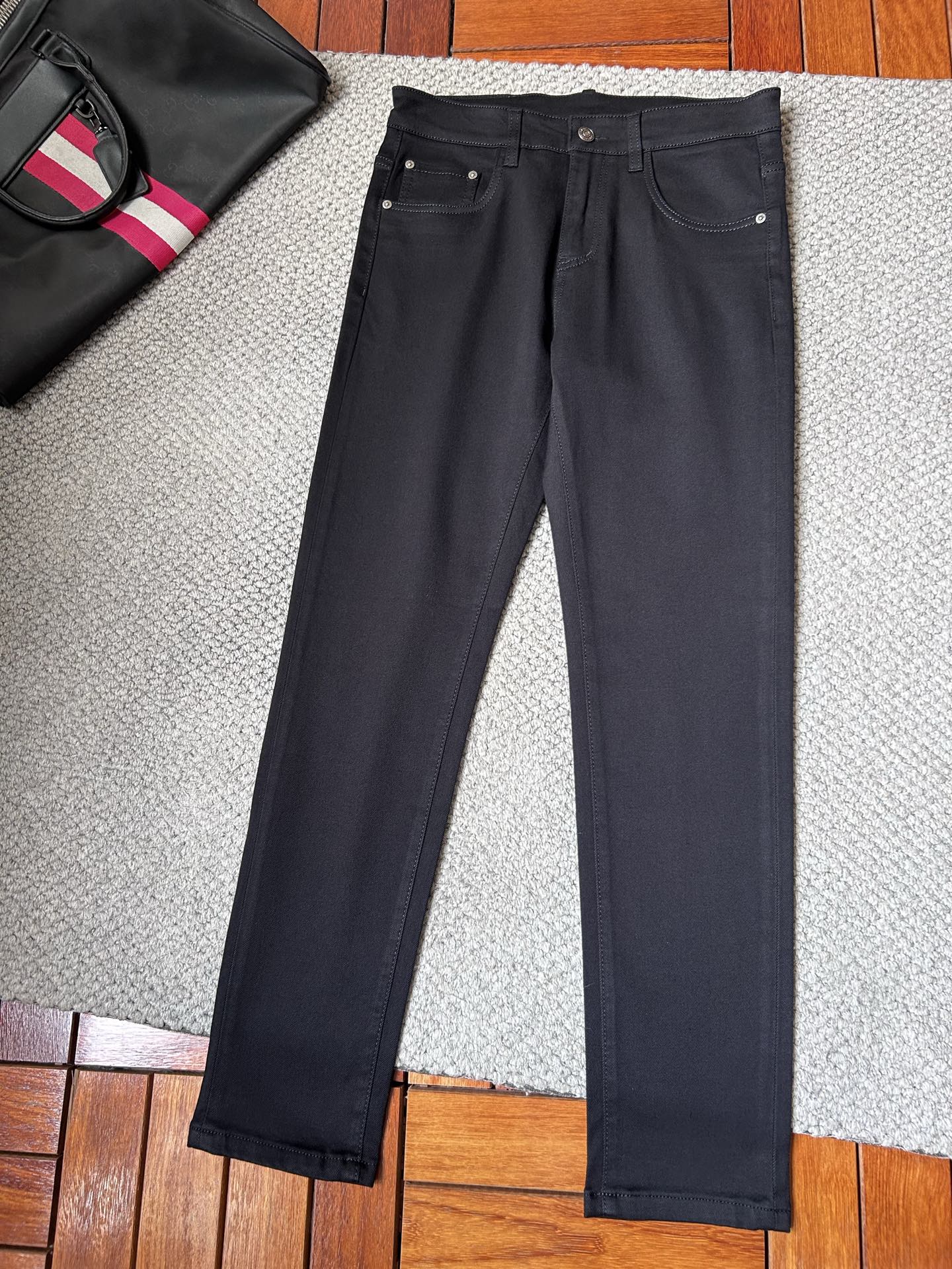 鳄鱼🐊‘’2025SS秋冬新品重工休闲牛仔裤👖，进口优质水洗弹力面料，上身舒适透气有弹力，客供五金辅料装