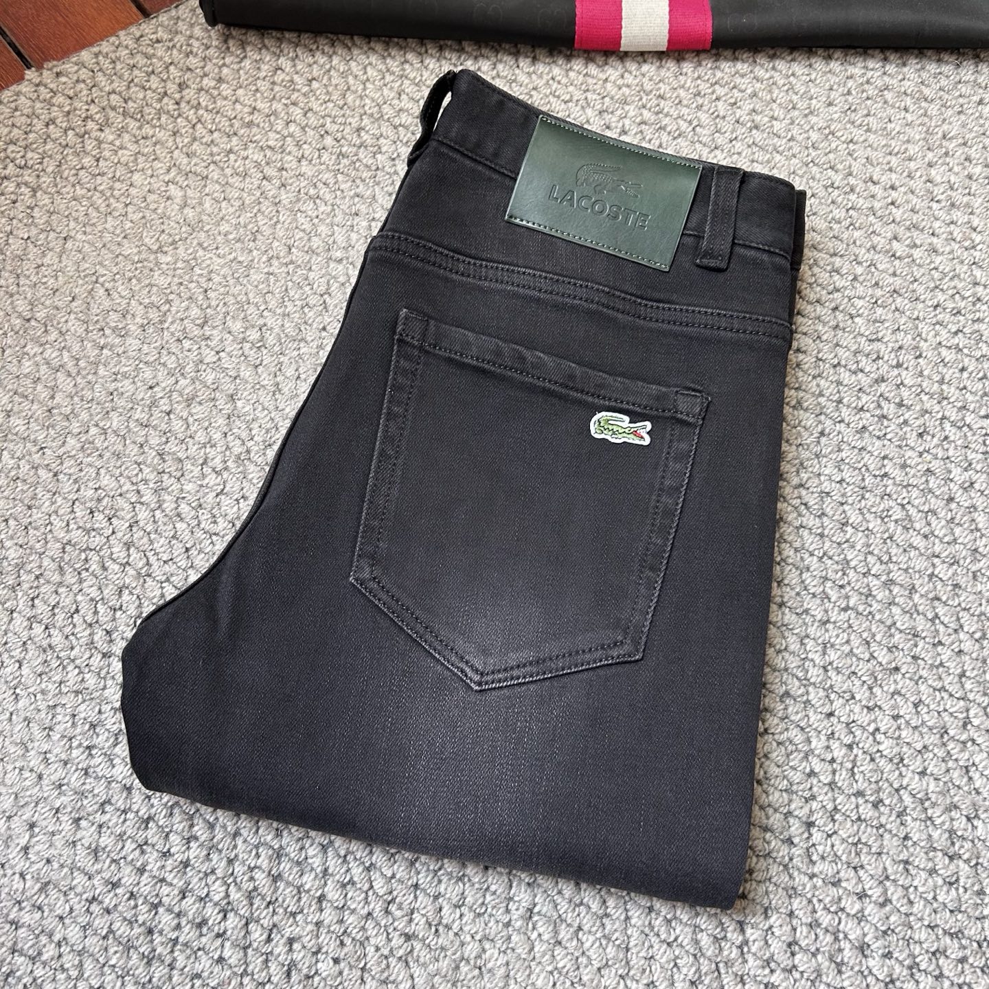 鳄鱼🐊‘’2025SS秋冬新品重工休闲牛仔裤👖，进口优质水洗弹力面料，上身舒适透气有弹力，客供五金辅料装