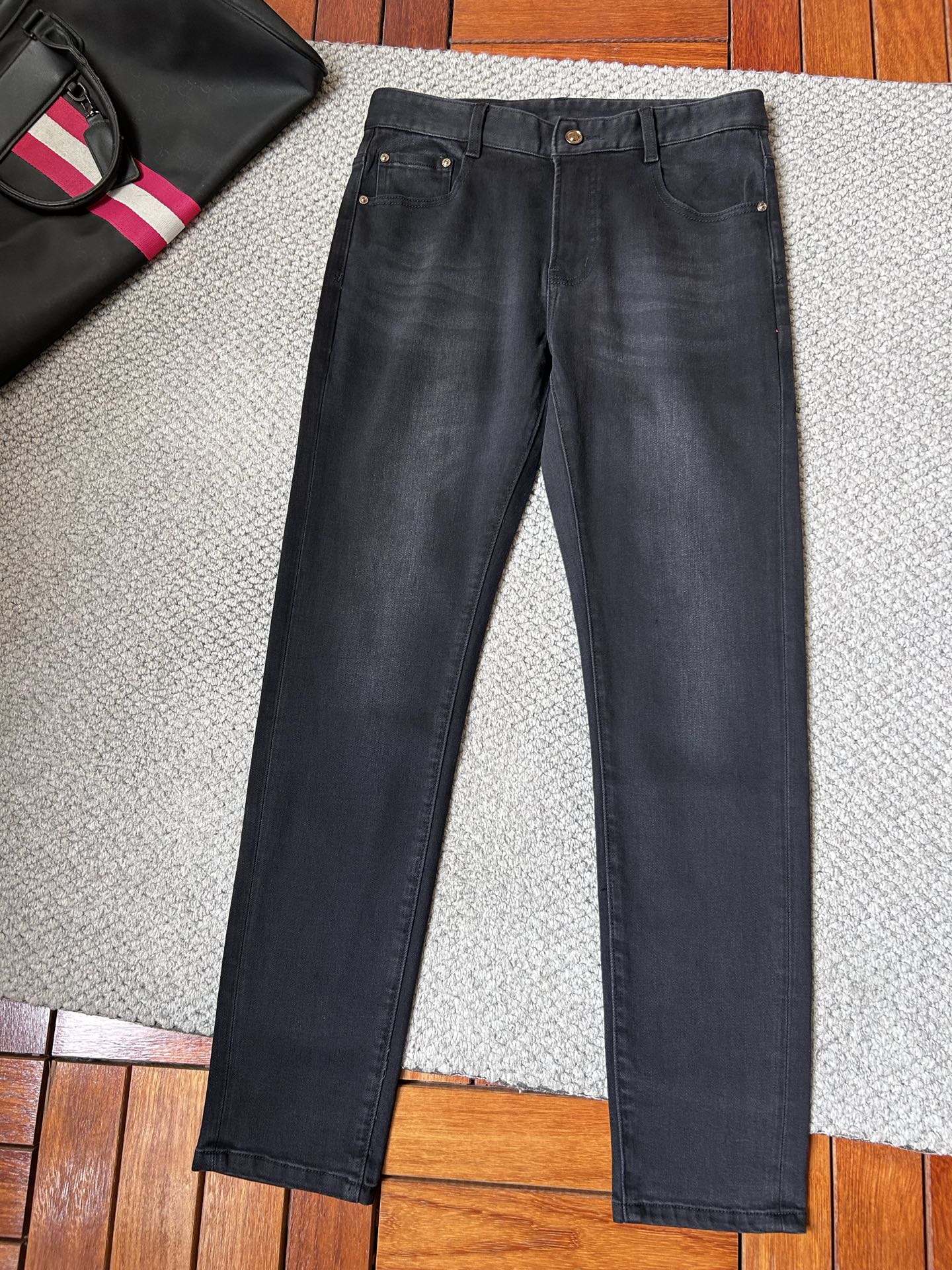 鳄鱼🐊‘’2025SS秋冬新品重工休闲牛仔裤👖，进口优质水洗弹力面料，上身舒适透气有弹力，客供五金辅料装