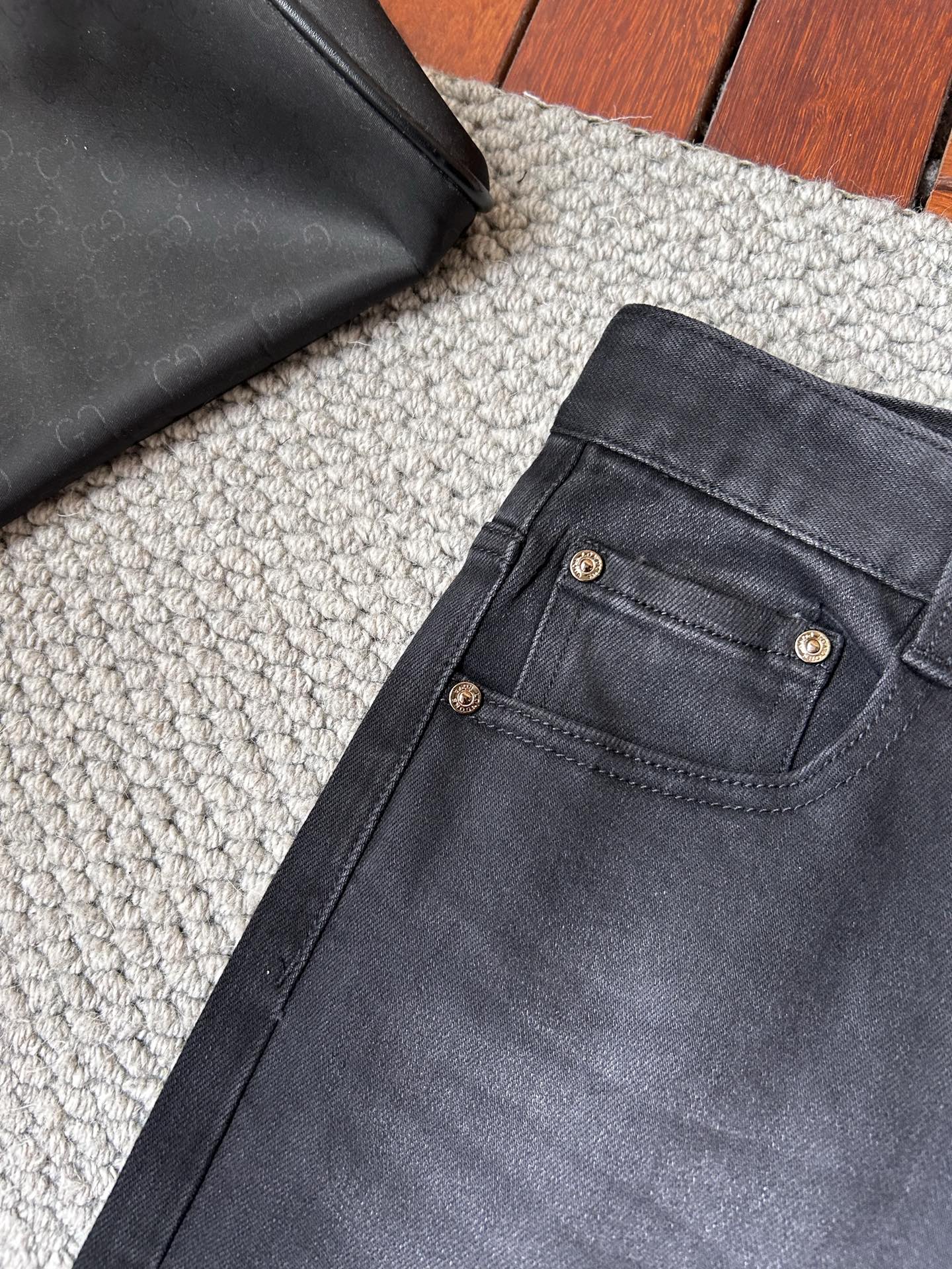 鳄鱼🐊‘’2025SS秋冬新品重工休闲牛仔裤👖，进口优质水洗弹力面料，上身舒适透气有弹力，客供五金辅料装