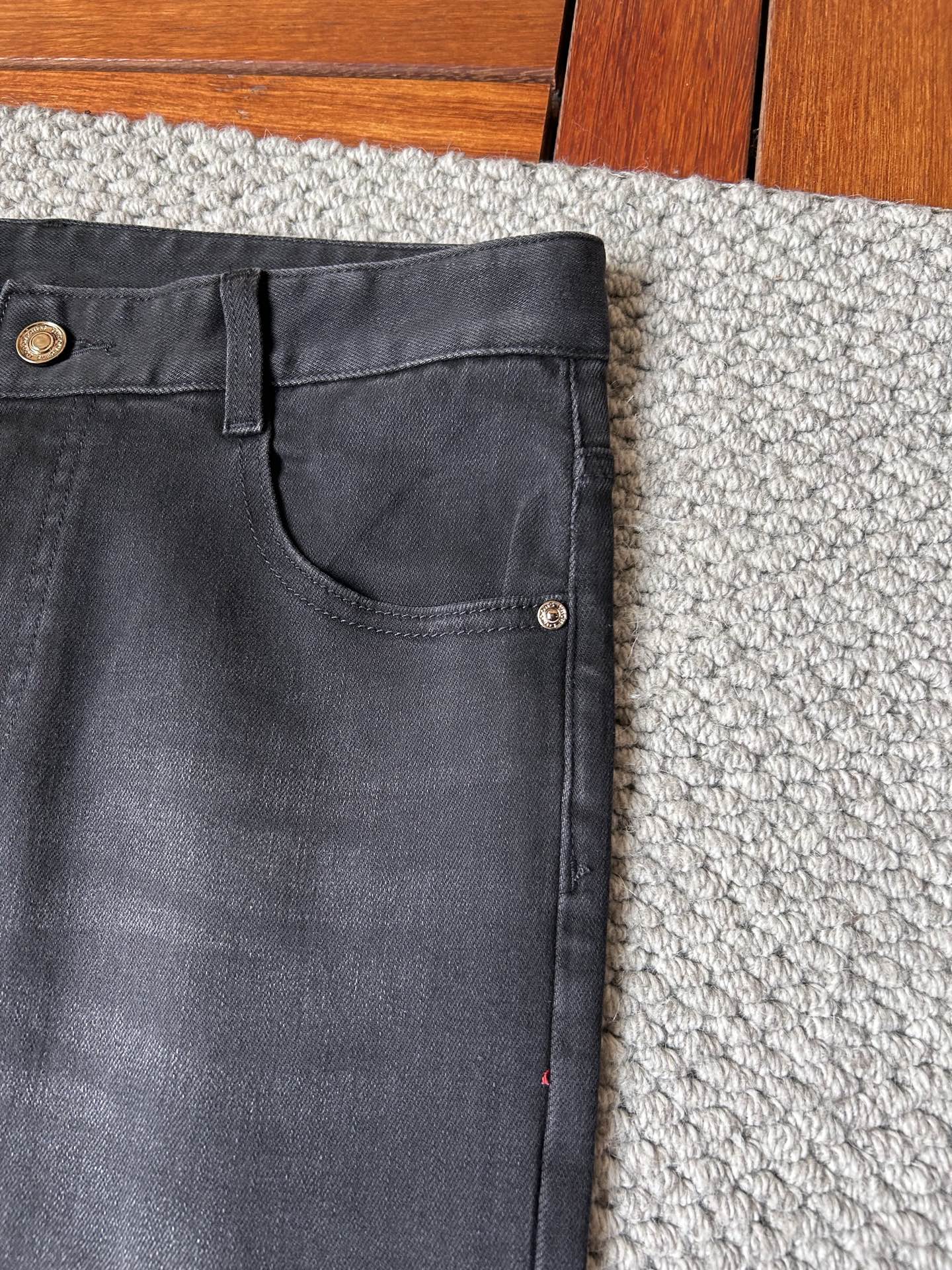 鳄鱼🐊‘’2025SS秋冬新品重工休闲牛仔裤👖，进口优质水洗弹力面料，上身舒适透气有弹力，客供五金辅料装