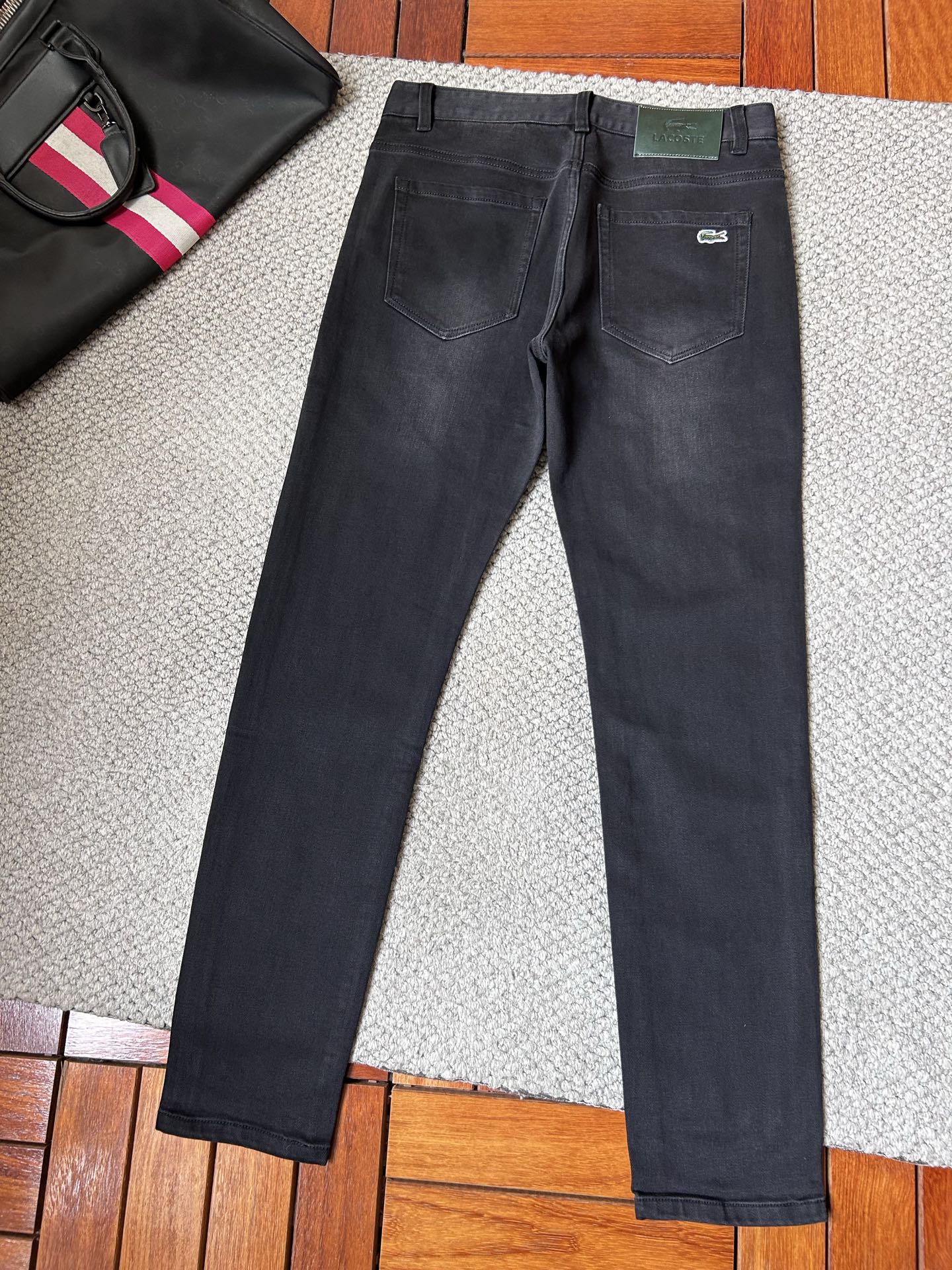 鳄鱼🐊‘’2025SS秋冬新品重工休闲牛仔裤👖，进口优质水洗弹力面料，上身舒适透气有弹力，客供五金辅料装