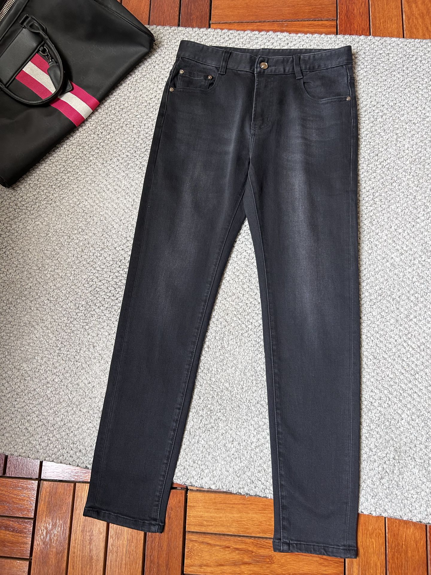 保罗‘’2025SS秋冬新品重工休闲牛仔裤👖，进口优质水洗弹力面料，上身舒适透气有弹力，客供五金辅料装饰