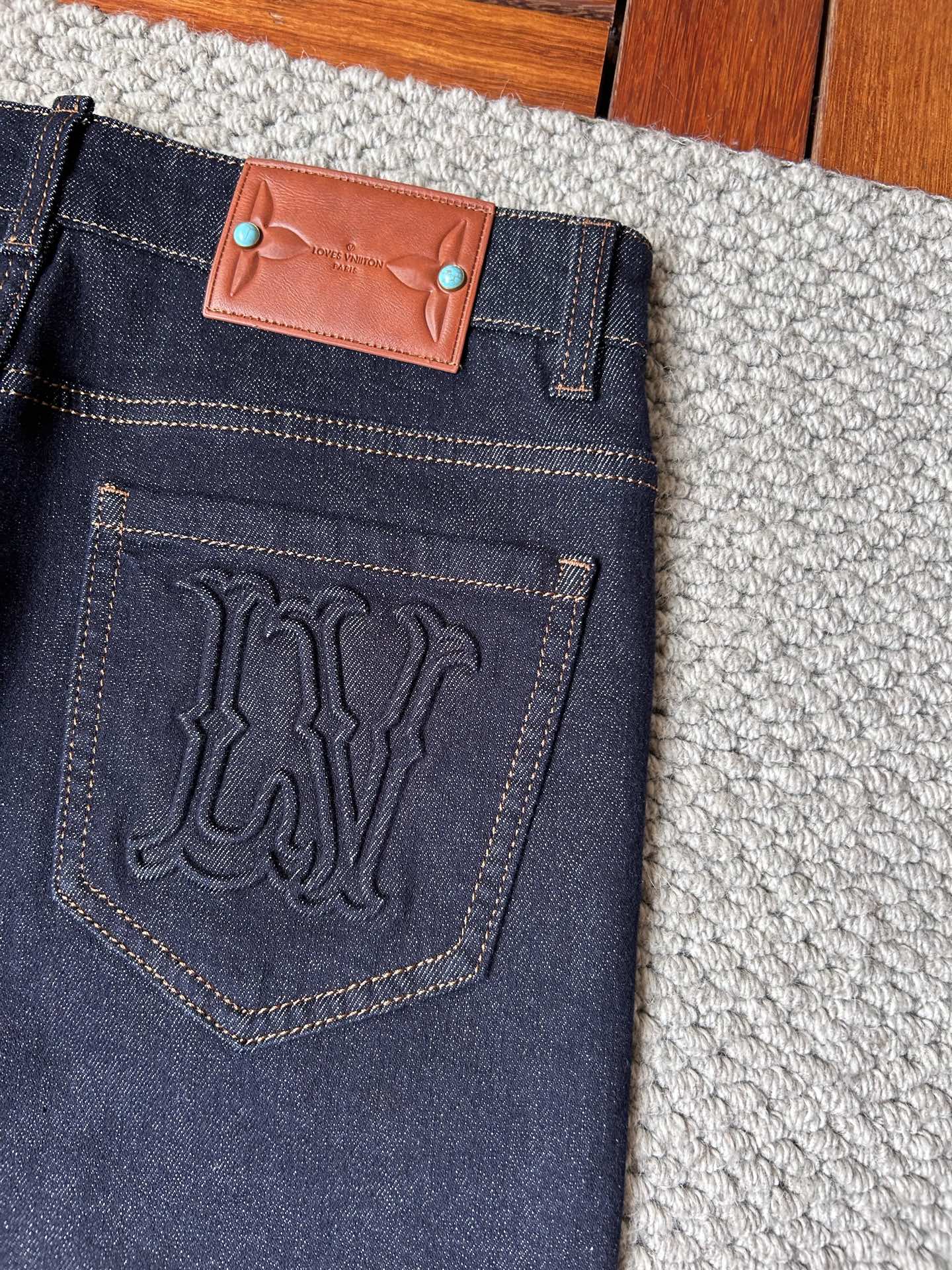 LV‘’2025SS秋冬新品重工休闲牛仔裤👖，进口优质水洗弹力面料，上身舒适透气有弹力，客供五金辅料装饰
