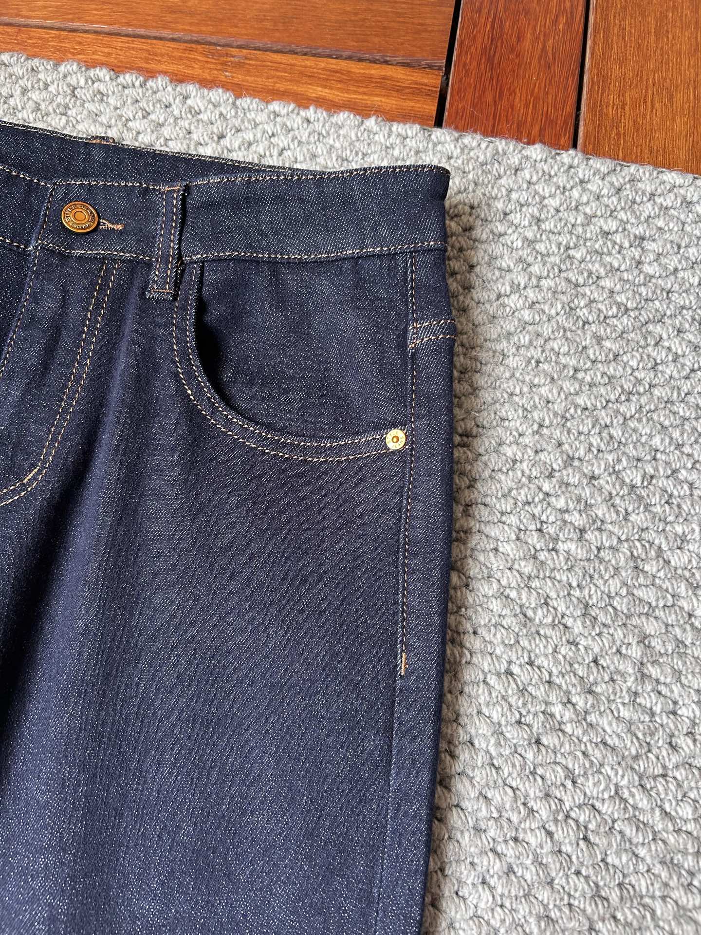 LV‘’2025SS秋冬新品重工休闲牛仔裤👖，进口优质水洗弹力面料，上身舒适透气有弹力，客供五金辅料装饰