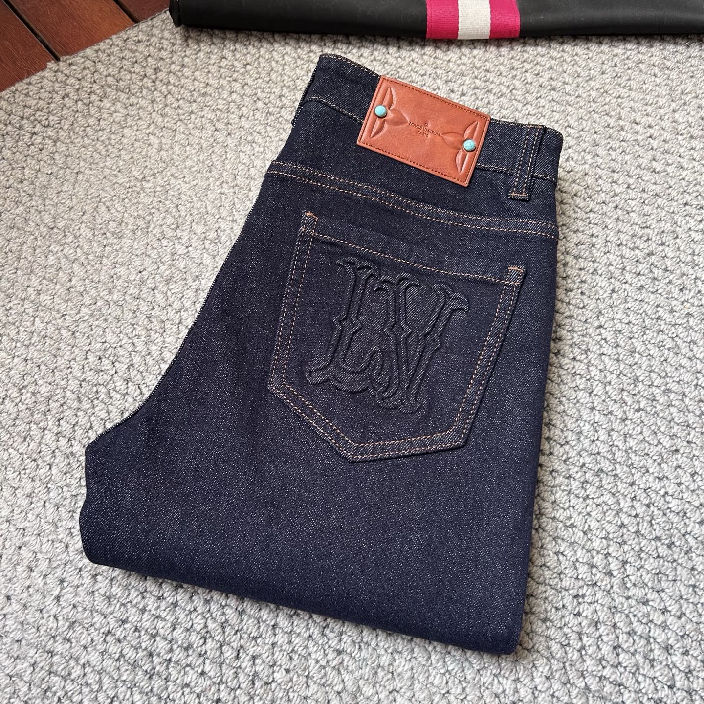 LV‘’2025SS秋冬新品重工休闲牛仔裤👖，进口优质水洗弹力面料，上身舒适透气有弹力，客供五金辅料装饰