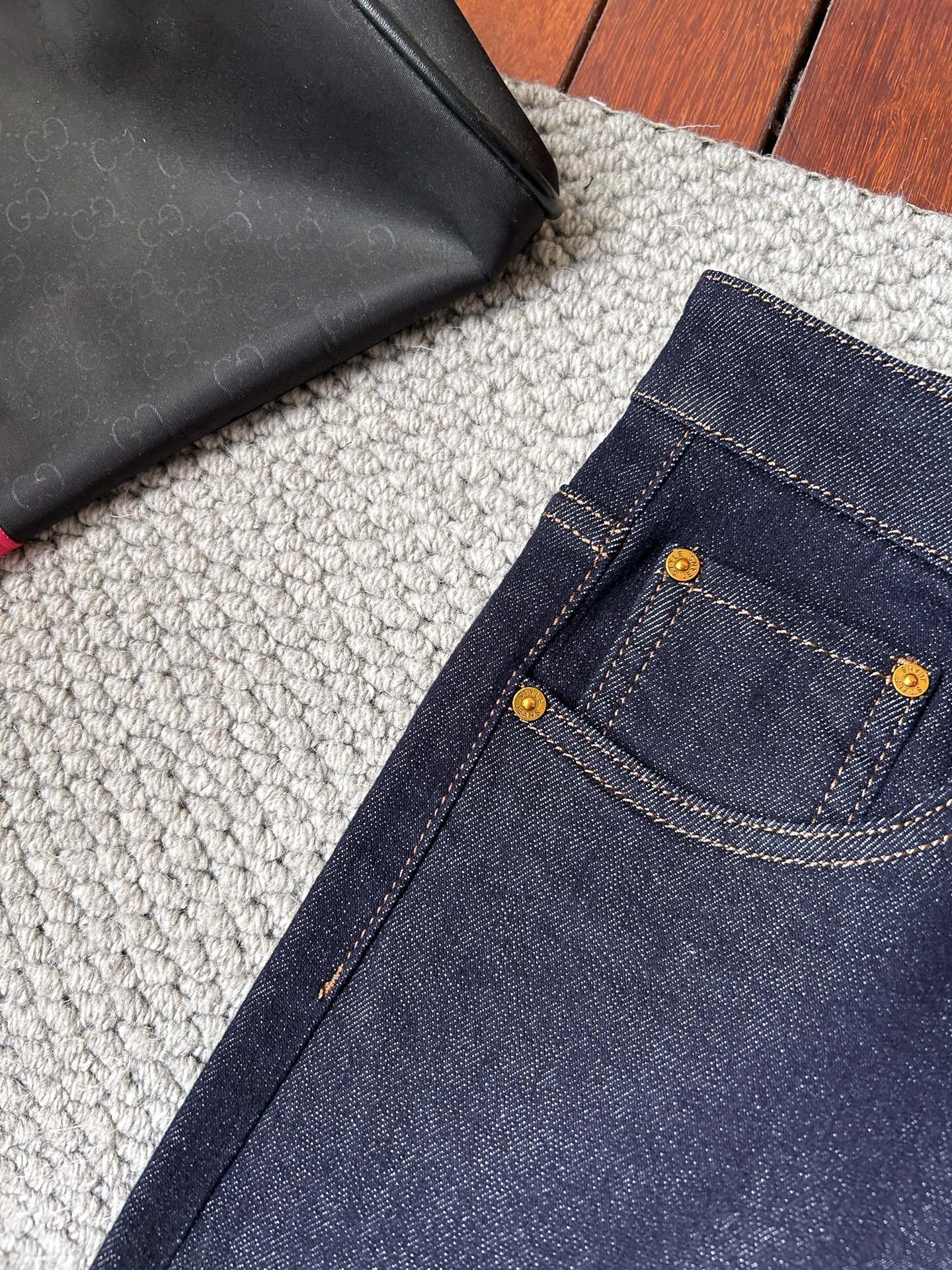 LV‘’2025SS秋冬新品重工休闲牛仔裤👖，进口优质水洗弹力面料，上身舒适透气有弹力，客供五金辅料装饰