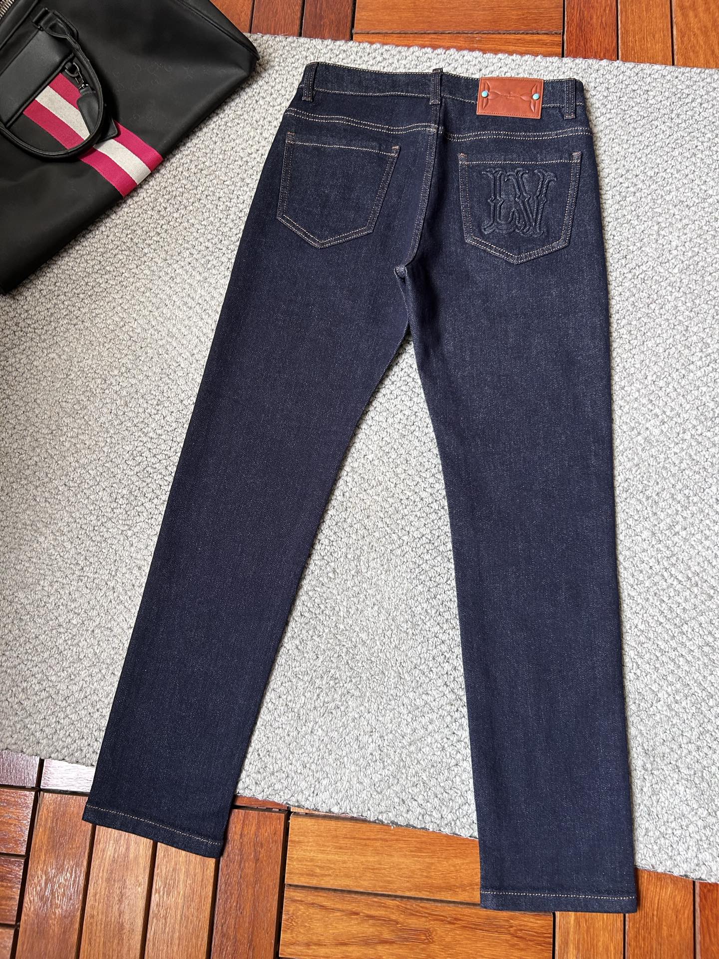 LV‘’2025SS秋冬新品重工休闲牛仔裤👖，进口优质水洗弹力面料，上身舒适透气有弹力，客供五金辅料装饰