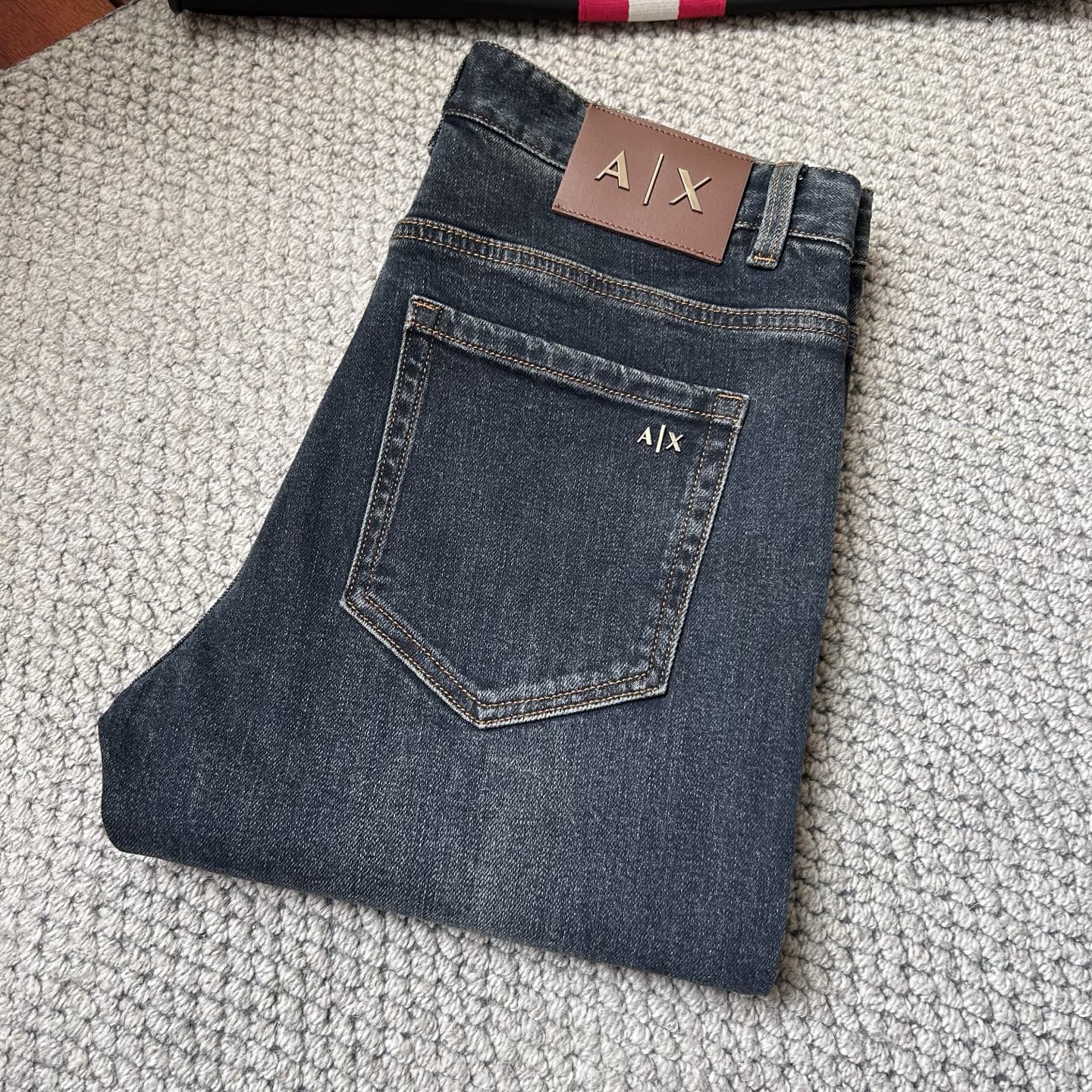 阿玛‘’2025SS秋冬新品重工休闲牛仔裤👖，进口优质水洗弹力面料，上身舒适透气有弹力，客供五金辅料装饰