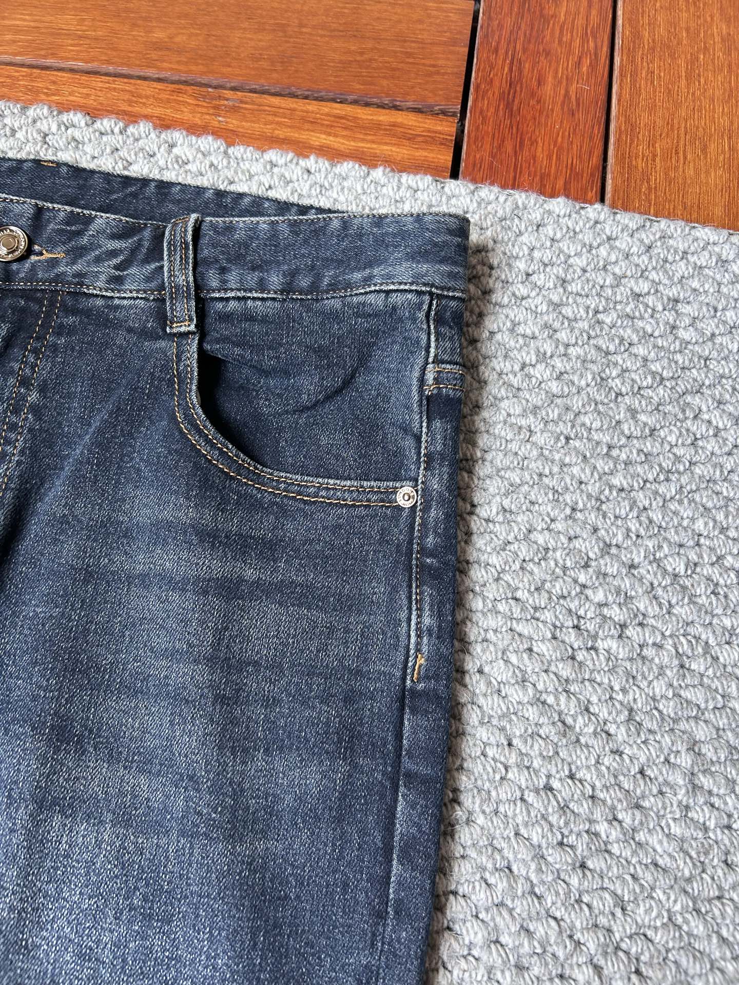 阿玛‘’2025SS秋冬新品重工休闲牛仔裤👖，进口优质水洗弹力面料，上身舒适透气有弹力，客供五金辅料装饰