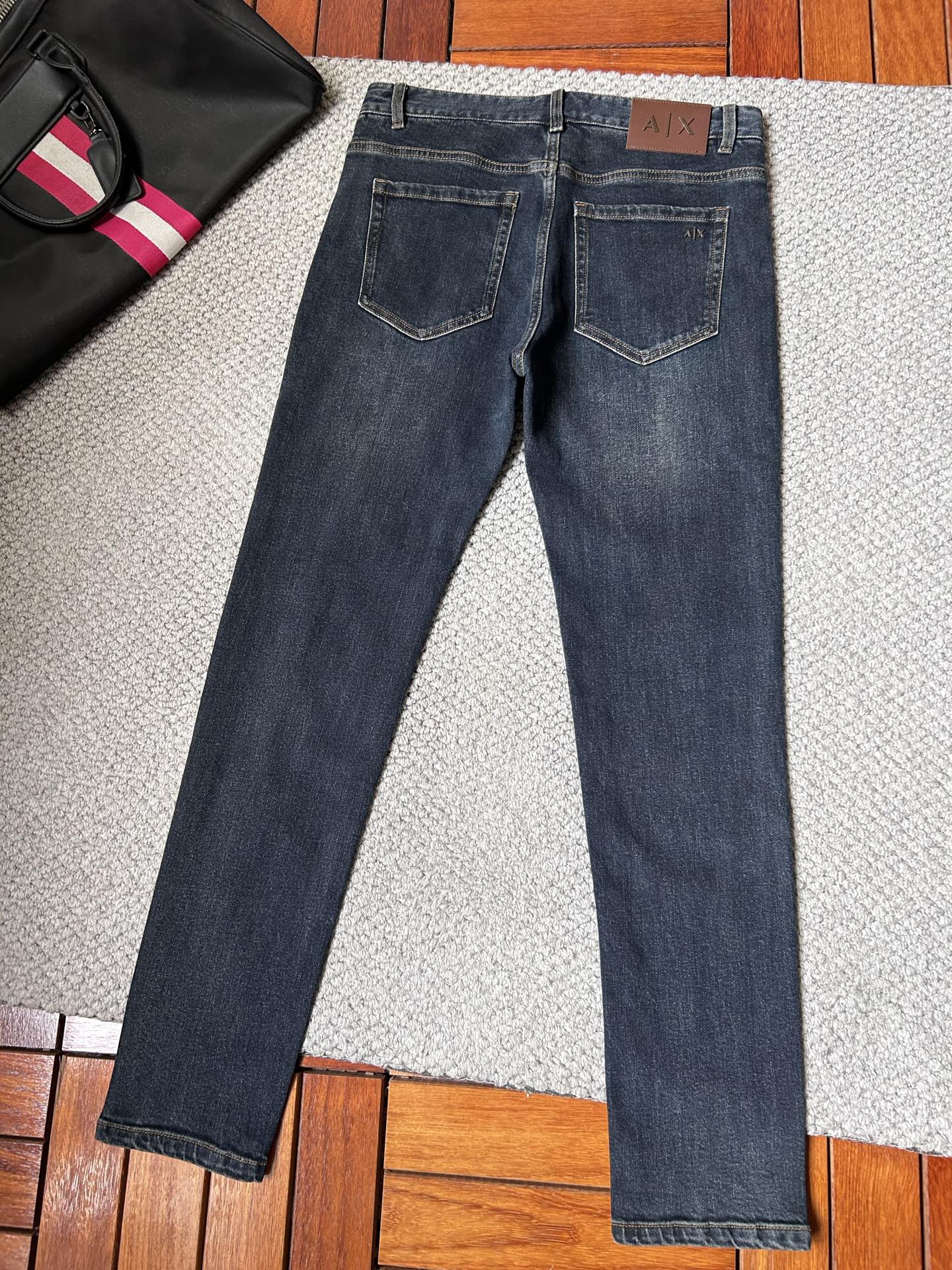 阿玛‘’2025SS秋冬新品重工休闲牛仔裤👖，进口优质水洗弹力面料，上身舒适透气有弹力，客供五金辅料装饰