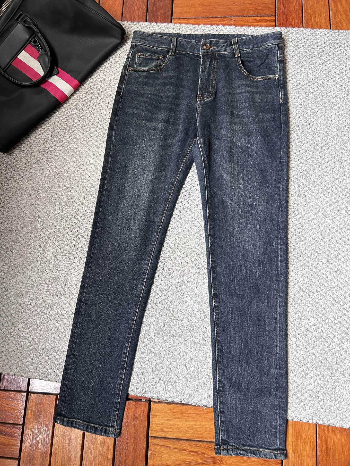 阿玛‘’2025SS秋冬新品重工休闲牛仔裤👖，进口优质水洗弹力面料，上身舒适透气有弹力，客供五金辅料装饰