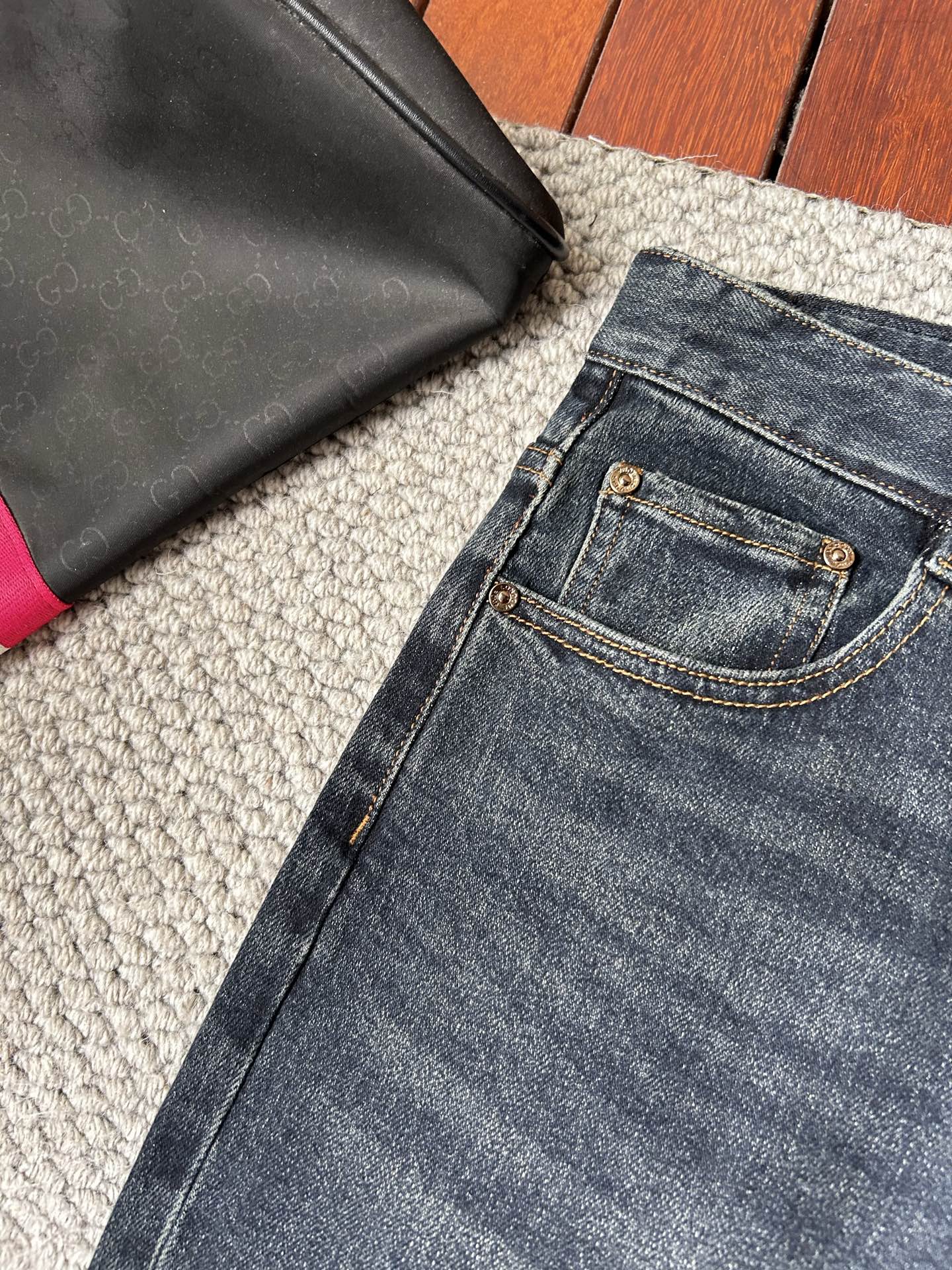 阿玛‘’2025SS秋冬新品重工休闲牛仔裤👖，进口优质水洗弹力面料，上身舒适透气有弹力，客供五金辅料装饰