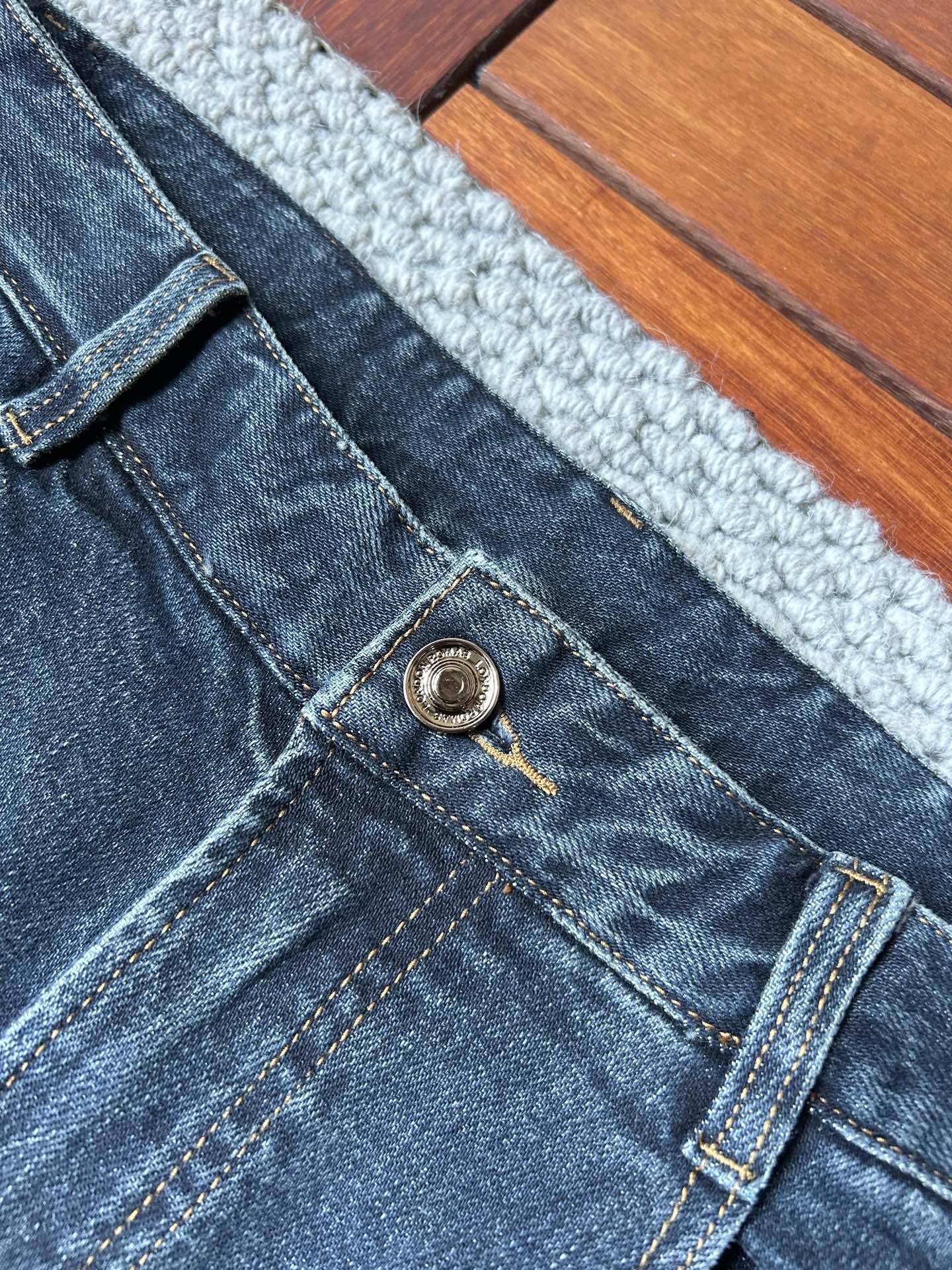 阿玛‘’2025SS秋冬新品重工休闲牛仔裤👖，进口优质水洗弹力面料，上身舒适透气有弹力，客供五金辅料装饰