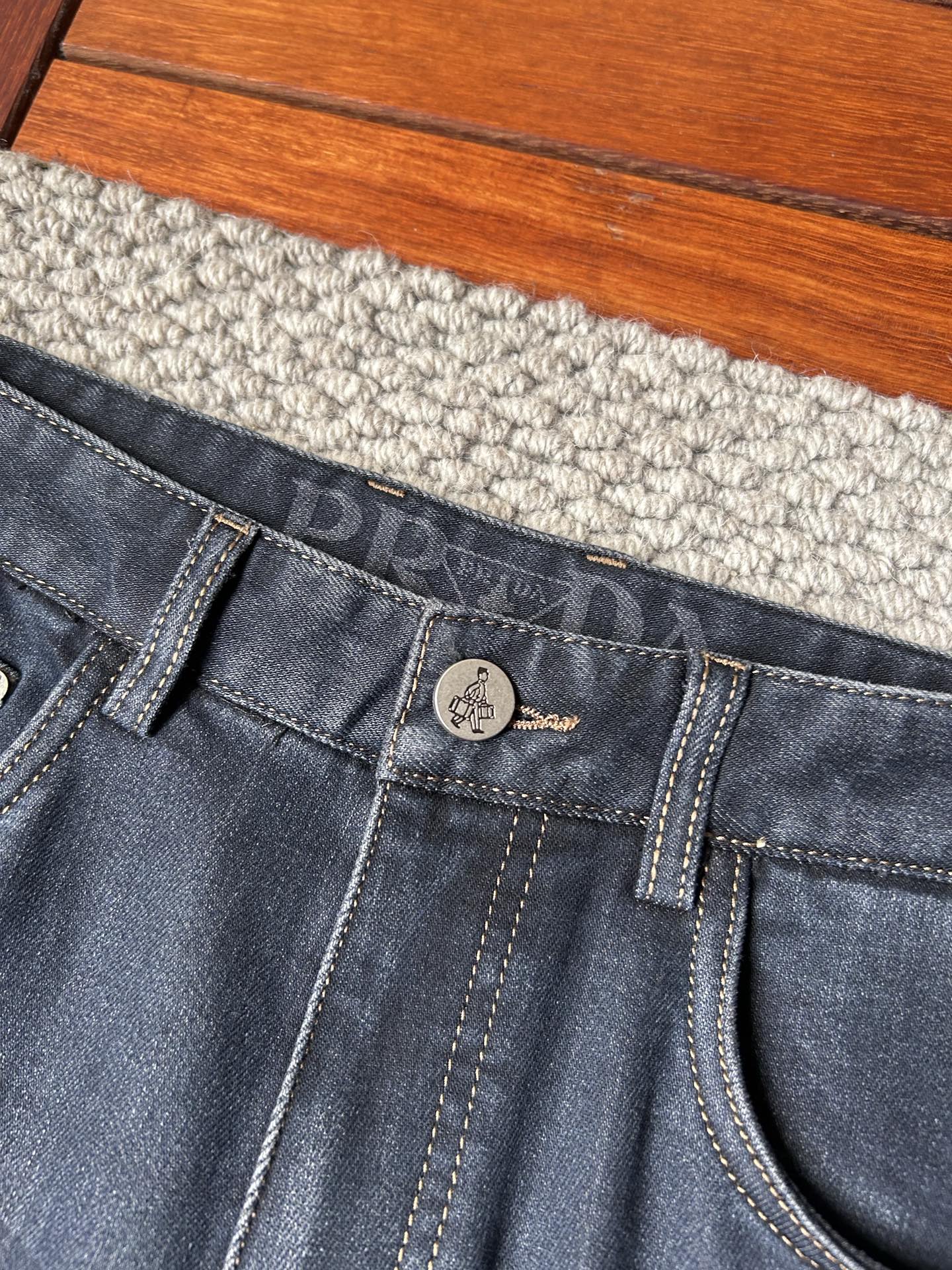 普拉达^_^*秋冬🔥🔥ss秋冬新品，官网同步有售，男士高端休闲牛仔裤，高端进口面料，带弹力，，五搭配，即