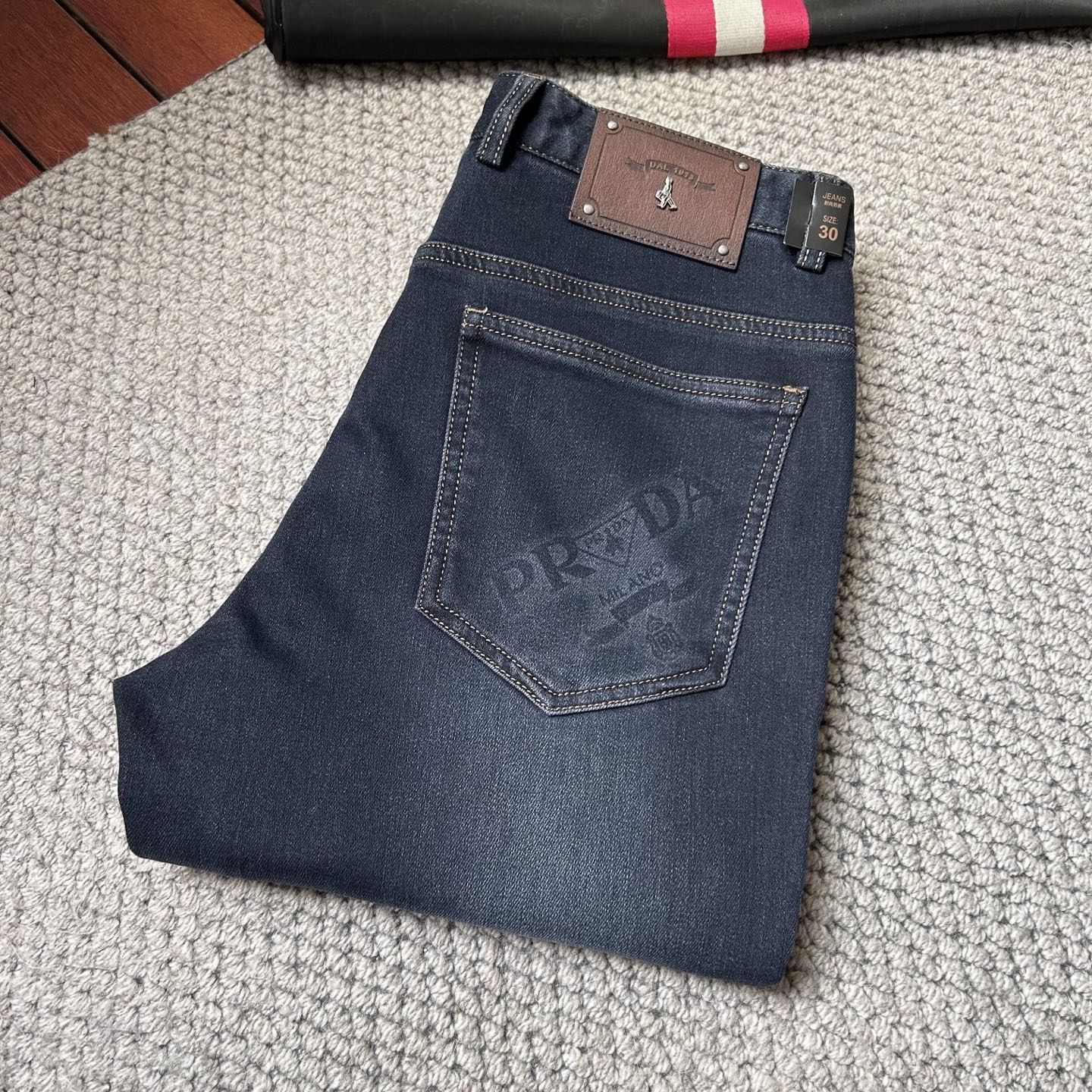 普拉达^_^*秋冬🔥🔥ss秋冬新品，官网同步有售，男士高端休闲牛仔裤，高端进口面料，带弹力，，五搭配，即