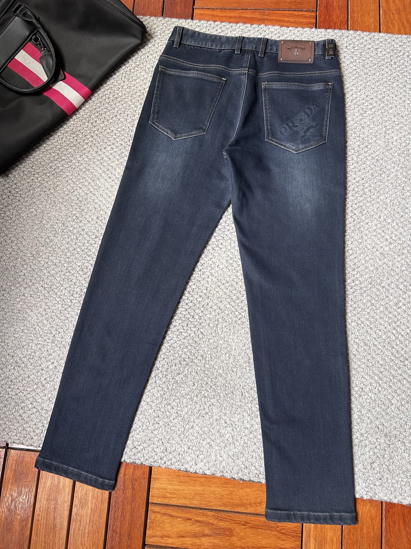 普拉达^_^*秋冬🔥🔥ss秋冬新品，官网同步有售，男士高端休闲牛仔裤，高端进口面料，带弹力，，五搭配，即