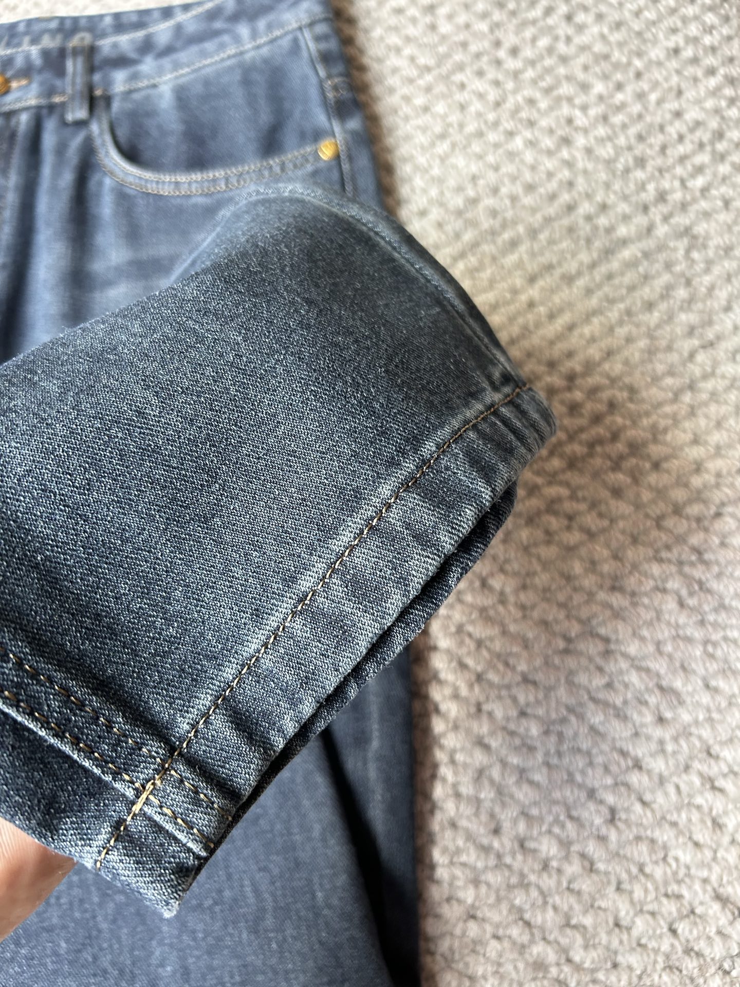 华伦天*秋冬🔥🔥ss秋冬新品，官网同步有售，男士高端休闲牛仔裤，高端进口面料，带弹力，，五搭配，即经典又